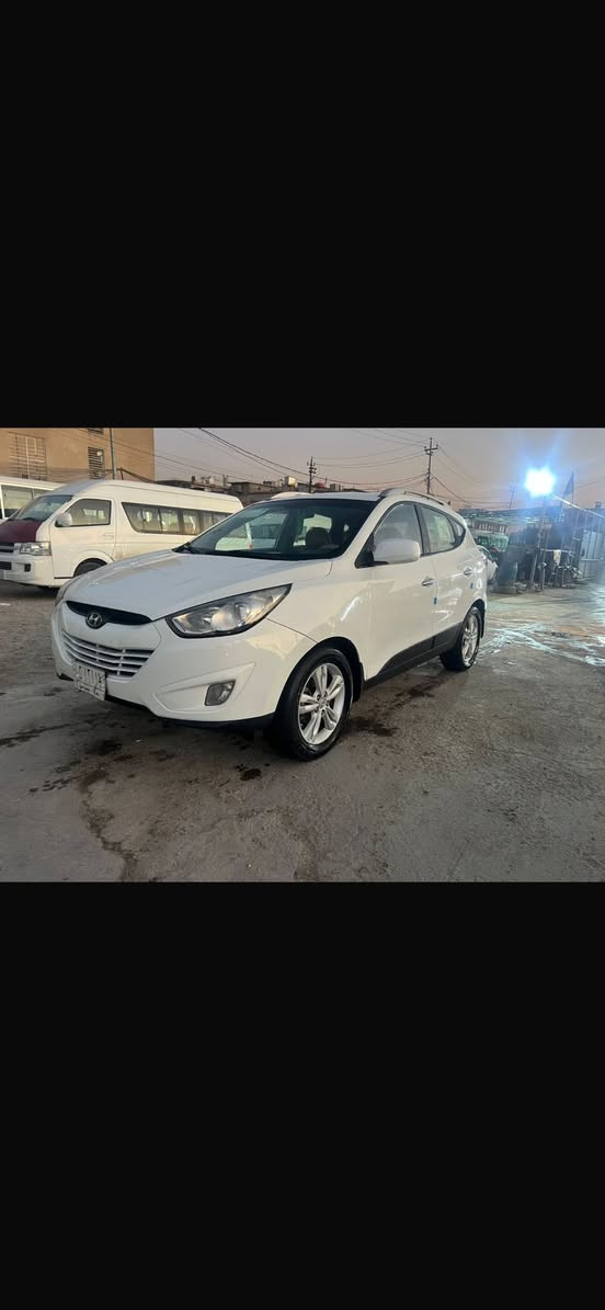 السلام وعليكم 
للبيع هونداي توسان ٢٠١٠  رقم بغداد تحويل مباشر 
السياره شكل الجديد السياره محرك ٢٤٠٠ دوش  ماشيه ١٠١
السياره وارد حادثه صبغ باب خلفي وداير الحاملغ الخلفي
وبلعراق صبغ بنيد وحافت الجاملغ امامي ايمن  بدون دواخل السياره ماشيه ١٠١
السياره جاهزه ميه بل ميه 
السعر ١١٤
***********
مكانه بغداد الامين ٢
