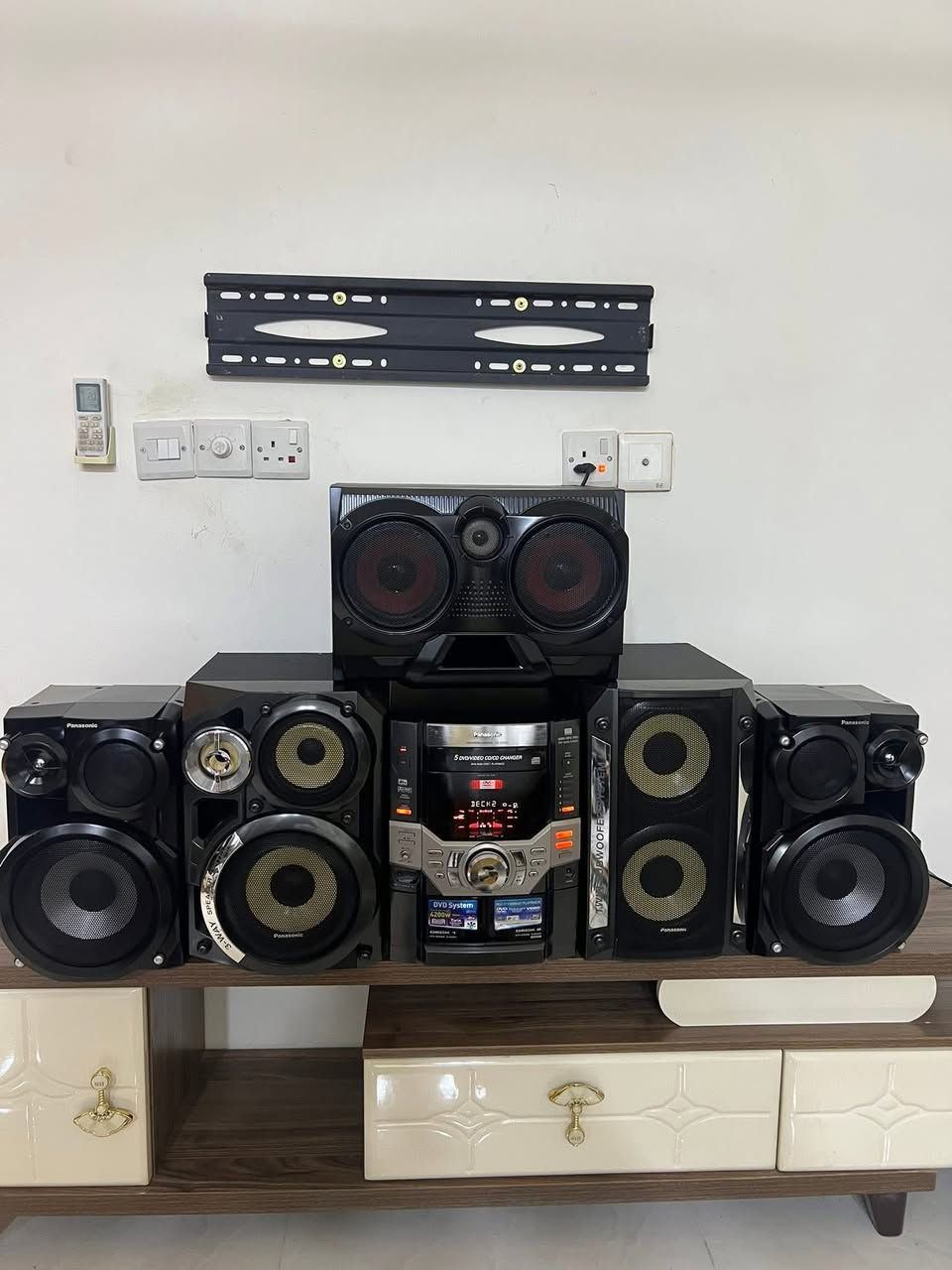 السلام عليكم اخوتي سستم صوت خرافي للبيع اخو الجديد كلة على وضع الشركة مامفتوك 5 اقراص ياخذ وثنين كاسيت وAUX جهاز اصلي صوت محيطي مكاني الدورة /السعر 225 ***********
