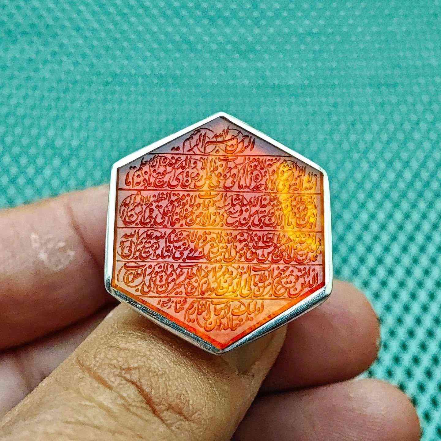 بسم الله ماشاء الله 
التحفة اليمانية عبارة عن لوحة متكاملة سبحان الله 
١- خامة من العقيق اليماني الأصيل الملكي الزعفراني حقيقة يعجز الوصف عن وصفه( تقطيع سداسي )
٢- نقش يدوي بالكامل احترافي للفنان (محمد همداني/ امضاء  رفيع ) ويسمى بخط (النسخ الكوفي المزخرف ) نقش على الحجر  (آية الكرسي كاملة) من ( اللهُ لآ أله إلّا هوَ الحيُّ القيُّوم .....الى....... هُمْ فيهَا خَالِدُون )
٣- صياغة يدوي ثقيل روعة للصائغ المبدع ( سجاد )
٤- قياس الخاتم ٢٥ 
@إشارة 
يوجد توصيل داخل بغداد ولجميع المحافظات الحبيبة 
للتواصل واتساب ***********
