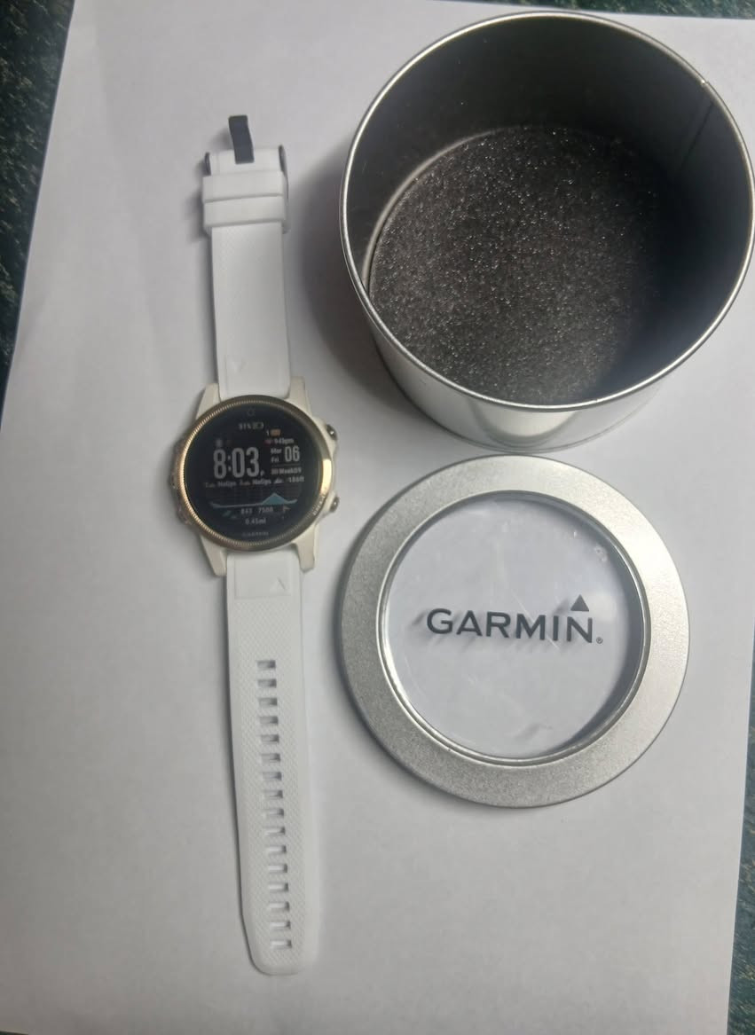 ساعة Garmin fēnix® 5S هي ساعة ذكية رياضية متطورة مصممة خصيصاً لتكون أصغر حجماً (42 ملم) لتناسب المعاصم النحيفة مع الحفاظ على ميزات الأداء العالي. توفر الساعة تتبعاً دقيقاً لنبض القلب من المعصم ونظام ملاحة متكامل، وهي حالياً تعتبر موديلاً قديماً حيث تم استبدالها بإصدارات أحدث مثل fēnix 7 و 8. 
Run Ultra
Run Ultra
 +4
المواصفات الفنية والتصميم
الحجم والوزن: تأتي بقطر 42 ملم وسُمك 14.5 ملم، ويبلغ وزنها حوالي 67 جراماً.
الشاشة: شاشة ملونة بقطر 1.1 بوصة ودقة 218 × 218 بكسل، مصممة لتكون واضحة تحت أشعة الشمس المباشرة.
المتانة: هيكل من البوليمر المعزز بالألياف مع غطاء خلفي من الفولاذ المقاوم للصدأ، ومقاومة للماء حتى عمق 100 متر (10 ATM).
نسخة الياقوت (Sapphire): تتوفر نسخة "Sapphire" التي تتميز بعدسة مقاومة للخدش واتصال Wi-Fi مدمج لمزامنة البيانات تلقائياً. 
Garmin
Garmin
 +5
البطارية والأداء
وضع الساعة الذكية: تصمد البطارية حتى 9 أيام.
وضع نظام تحديد المواقع (GPS): تعمل لمدة تصل إلى 14 ساعة.
وضع UltraTrac: يوفر توفيراً كبيراً للبطارية ليعمل حتى 35 ساعة (بدون تتبع نبض القلب المستمر). 
Run Ultra
Run Ultra
 +2
الميزات الرياضية والذكية
المستشعرات: تشمل نظام تحديد المواقع (GPS و GLONASS)، ومقياس ارتفاع بارومتري، وبوصلة ثلاثية المحاور، وجيروسكوب.
التتبع الرياضي: تتضمن بروفايلات محملة مسبقاً لمختلف الرياضات مثل الجري، السباحة، ركوب الدراجات، والغولف.
التنبيهات الذكية: تتيح استقبال الإشعارات والمكالمات الواردة من الهاتف، مع ملاحظة أنه يجب استخدام الهاتف للتحدث
 السعر ١٧٥ الف ساعة جديدة نظافة ١٠٠%


**إذا كنت صاحب هذا الإعلان وتريد حذفه لأي سبب، رجاءا أرسل رسالة إلى الدعم الفني**