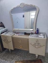 عندي كنتور 4 ابواب وميز تواليت مثل ما بصورة عارضة ب 225 وبه مجال  للتو...