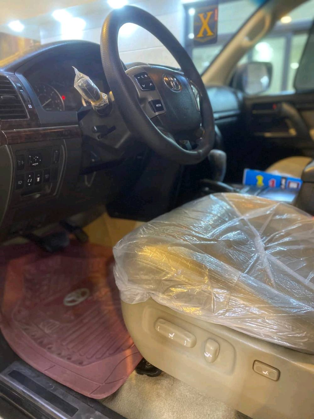 يالله لاندكروز 2011 ستينيه اصل فول موصافات 1/1 
رقم  جديد أنكليزي الدولي باسمي 
هزة وسنويه مجددة لغايه 2030 🔴
شرط تحويل ووكاله 
كفاله عامه من ضربه /وصبغ /وتبديل // ✅
مواصفات GXR.i يعني فول vip اصل ستينيه 
فتحة سلايت رؤف 
محرك 6سلندر وضع شركة 
بصمه + بصمه ابواب 
7راكب                     
ثلاث قطع تبريد 
كشنات جلد بقلاوة 
كرسي كهرباء 
٨ ايرباك
تحكمات ستيرن 
فور ويل  
دشبول ليزري 
عتب ليزري 
ثلاجة 🧊
شاشة بلاد 
كامرة خلفيه
دفلوك ونضام زحف 
لايت زنون اصل 
لد آمامي خلفي 
اشاير بلمري 
اشاير بلجاملغ
حساس امامي خلفي 
ارضيات جلد مال شركه تويوتا الأصليات

مكينة كفالة عامة لاتبخير لاتنقيص ولاصوت 
كير وضع الشركة مكفول كفالة عامة 
تخم تايرات اربعه جديدة دنلوب ياباني اصلي 
الحدادية الاماميه والخلفيه كلها جديدة وجاهزة
تبريد ثلج منظومة تبريد كاملة

السيارة مكفولة كفالة عامة من ضربة وصبغ وتبديل 
والسونار داخل المنشور كلشي موضح بلنشر ،المسافة المقطوعة 280 ألف كم
السعر 325 ورقة وبيها مجال 
رقم اربيل الجديد 

مكاني النجف //الكوفة للاتصال/***********
ا