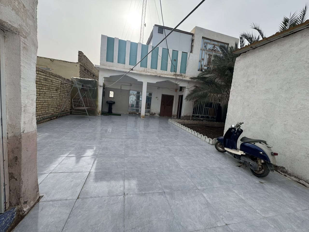 بيت طابقين ركن على 3 شوارع طابو صرف مساحه 230م وجه البيت للشارع العام على ساحه قرب المحكمه الجديده مقابل خنيطله قرب دائرة الكهرباء الجديده 
يحتوي على محل 

بناء طابوك قديم كونكريت 
يتكون من استقبال وهول  وغرفتين  ومطبخ وصالة ومجمع صحيات داخلي وخارجي وساحه كبيره 
الطابق الثاني يتكون من غرفه وصاله ومطبخ ومجمع صحيات 

المنطقه مشموله بالشغل الجديد 
السعر 125 وبي مجال قليل 
واتساب *********** علاء بدر
