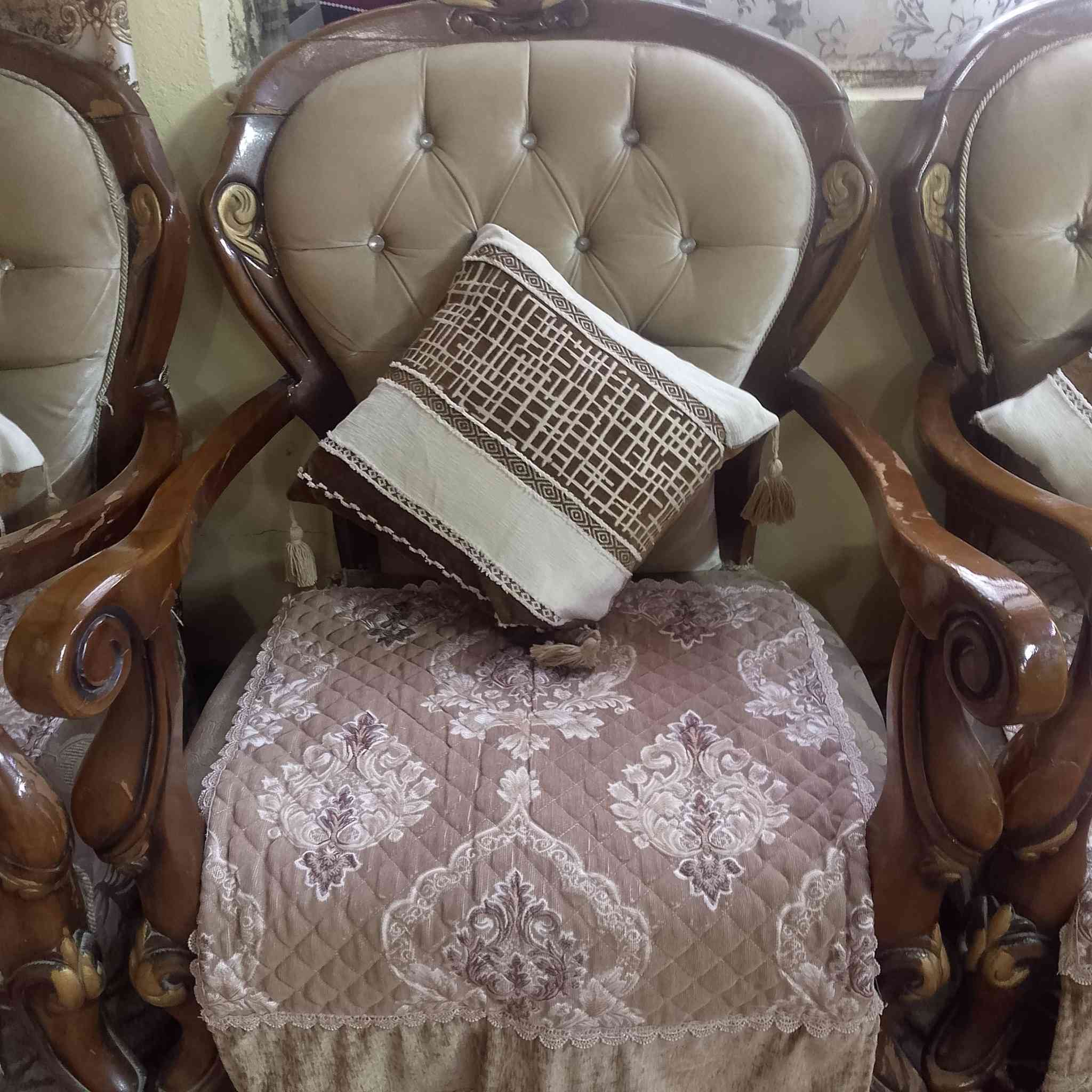 السلام عليكم من رخصه الادمن
تخم ابو التاج للبيع 10مقاعد 2كبار و4 مع كوشات عدد5
مع فرشات العنوان شهداء العبيدي الثانيه 
للتواصل *********** السعر 400وبي مجال
