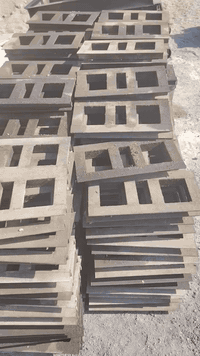 ماكينه بلوك للبيع حديد ثقيل وراها 300 قال07731358987