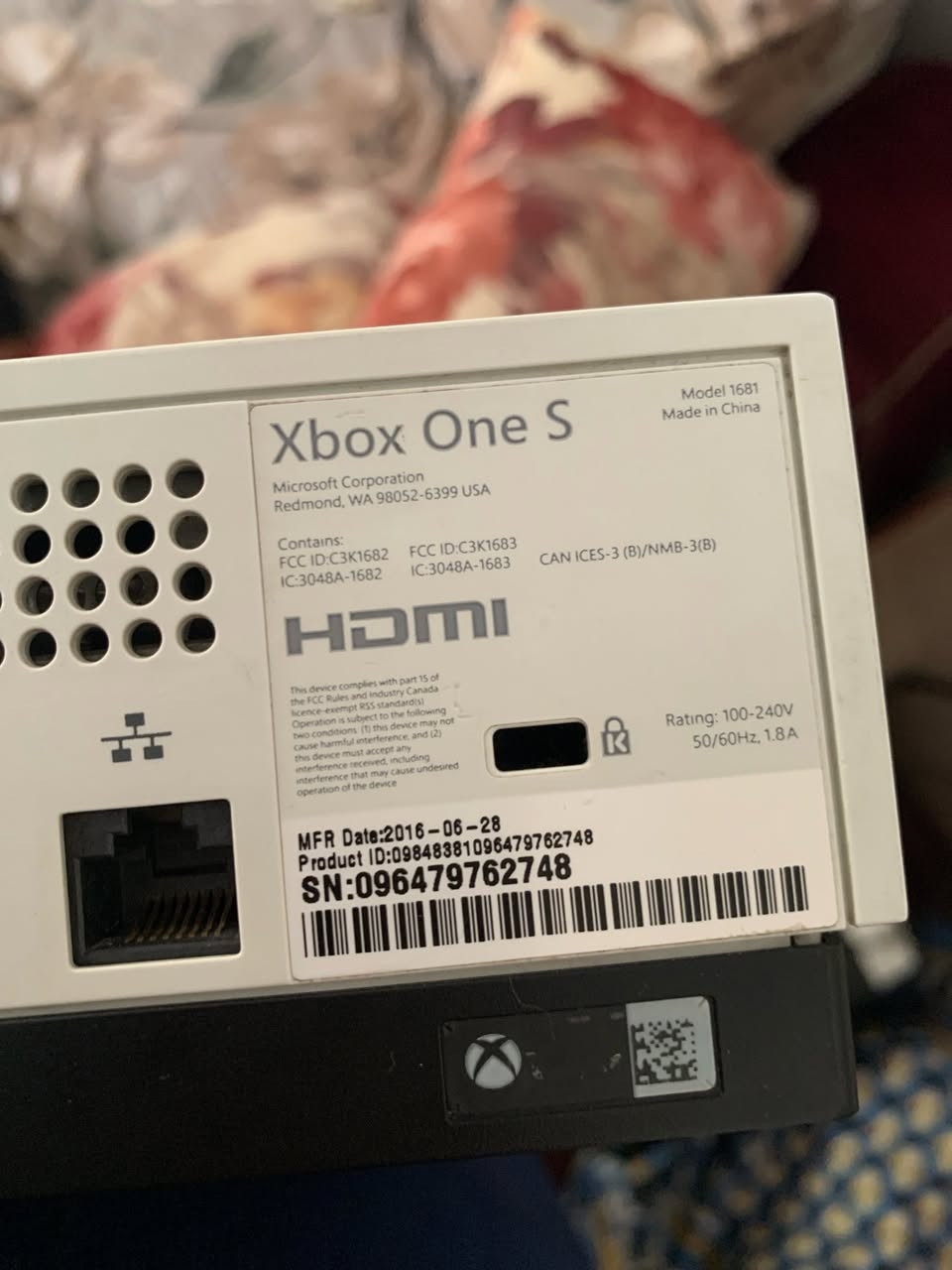 السلام عليكم
للبيع: اكس بوكس وان اس (Xbox One S) بالكرتونة وبحالة الوكالة! 🎮📦
 حالة الجهاز: نظافة 100%، ستيكر بلد ما مفتوح نهائياً (شرط الفحص والضمان) والجهاز بحالة اللوك كما موضح بالصور.
 المساحة: 500 جيجا (نص تيرا).
 الملحقات الكاملة:
 علبة الجهاز الأصلية (الكرتونة). 📦
 يدة التحكم الأصلية مالت الجهاز.
 كيبل الطاقة (الكهرباء) الأصلي.
 كيبل العرض (HDMI) الأصلي.
 كيبل شحن لليدة.
 السعر: 165 ألف دينار، وبيه مجال بسيط جداً للطيبين عند المعاينة.

ملاحظة 📝 
"الجهاز بيه اشتراك كيم باس بريميوم شغال ومفتوح بيه ألعاب ليوم 9/7، يعني تاخذه وتلعب فوراً مجاناً بدون ما تدفع فلس."

 المكان: بغداد - الغزالية.
 التواصل: عبر رسائل الصفحة أو واتساب على الرقم: ⁠***********⁠ 📞
