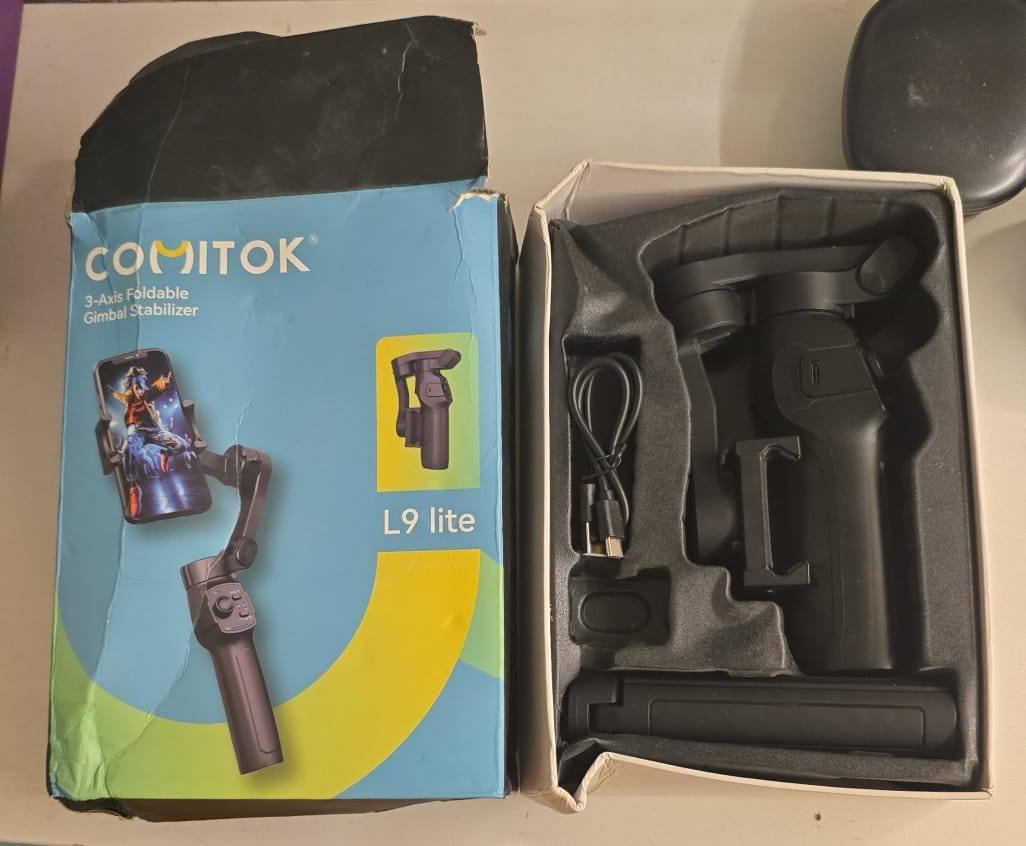 للبيع: مانع اهتزاز (Gimbal) احترافي للموبايل - COMITOK L9 Lite 📸✨
الحالة: (جديد بباكيته )
 * ثبات عالي: نظام تثبيت بـ 3 محاور (3-Axis) لضمان نعومة كاملة بالفيديو.
 * تصميم ذكي: الجهاز قابل للطي، حجمه صغير جداً وينشال بالجيب أو الجنطة بكل سهولة.
 * تتبع ذكي: يدعم خاصية تتبع الوجوه والأجسام (Face & Object Tracking) يعني الكاميرا تتحرك وياك وين ما تروح.
 * بطارية قوية: تدوم لساعات طويلة من العمل المتواصل وتنشحن بكيبل Type-C.
 * أوضاع تصوير متعددة: يدعم البانوراما، التايم لابس (Time-lapse)، والتصوير العمودي (للتيك توك والريلز) والأفقي.
 * سهولة الاستخدام: يربط ويه كل أنواع الموبايلات (آيفون وأندرويد) عن طريق البلوتوث وتطبيق خاص.
💰 السعر المطلوب: (السعر ٦٠ ألف دينار)
ملاحظة: الجهاز كامل مع ملحقاته والباكيت.


**إذا كنت صاحب هذا الإعلان وتريد حذفه لأي سبب، رجاءا أرسل رسالة إلى الدعم الفني**