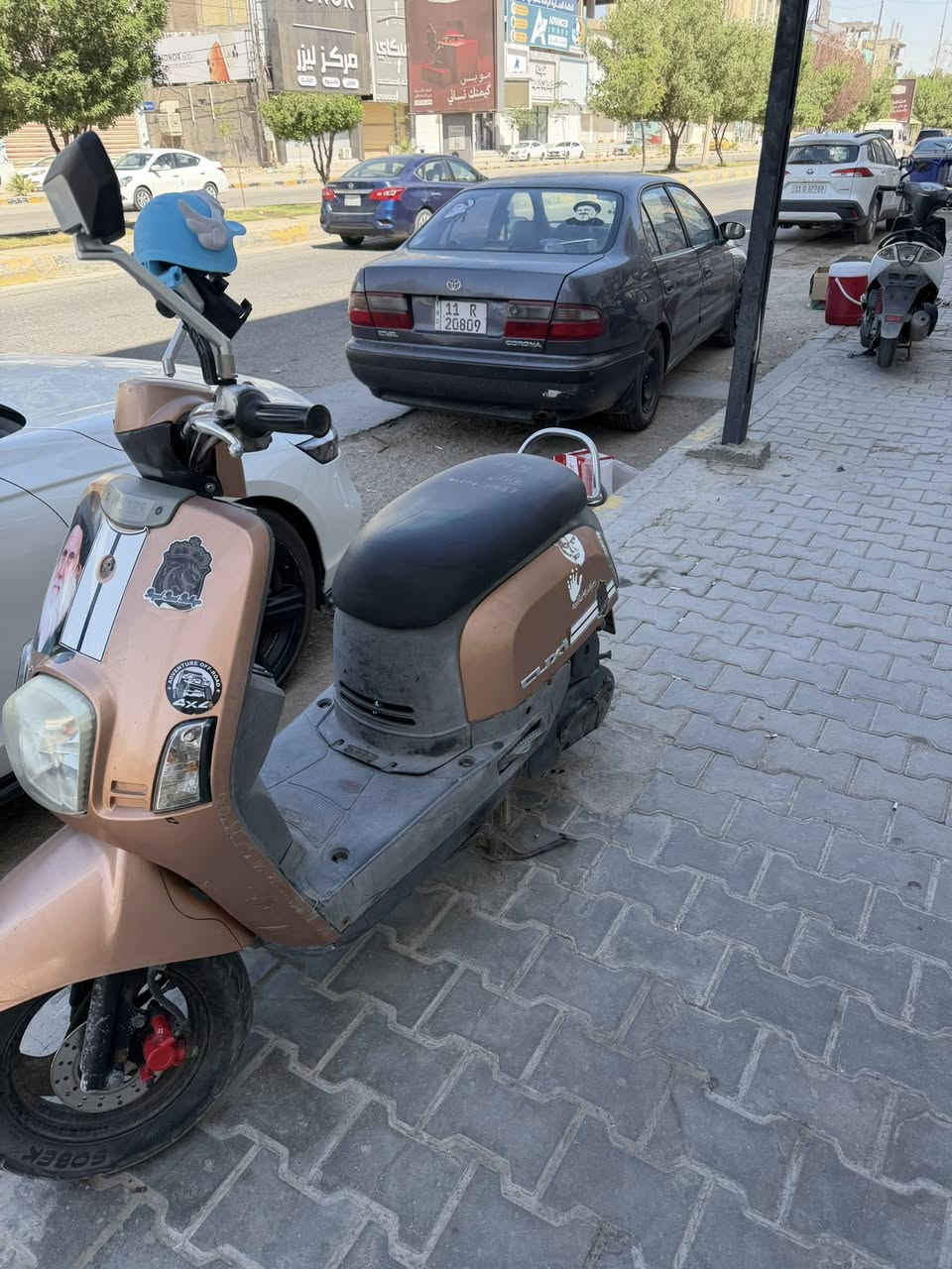 ماكس بوليس
نزلتها رمبه بعدها على وضعها 
ختم واحد ويه المحرك 
الدراجه ناعمه ونضيفه الى درجه 
ادير ارقى دهن ال eurol من اشتريت الدراجه ولحد هسه 
زوج تايرات جدد الدراجه مناقصها ربع 
واي شي بيها ترجع الدراجه 
٨٥٠ وبيها مجال 
***********
مكاني نجف
