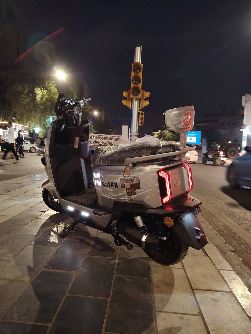 دراجة ريان ام عيون الحديث الجيل الثالث 
يتوفر بجميع الالوان 
جديد وغير مستعمل جوه السوك 
المواصفات
6 باتري 
ملف 1200 
تمشيك ٦٠ كيلو بالشحنه 
سرعه ٦٥ 
سويجين وبصمتين 
وباقي المواصفات معروفه 
يتوفر نظام الدفع نقد وبالاقساط 
ويوجد توصيل الى جميع المحافظات
للاستفسار ***********
