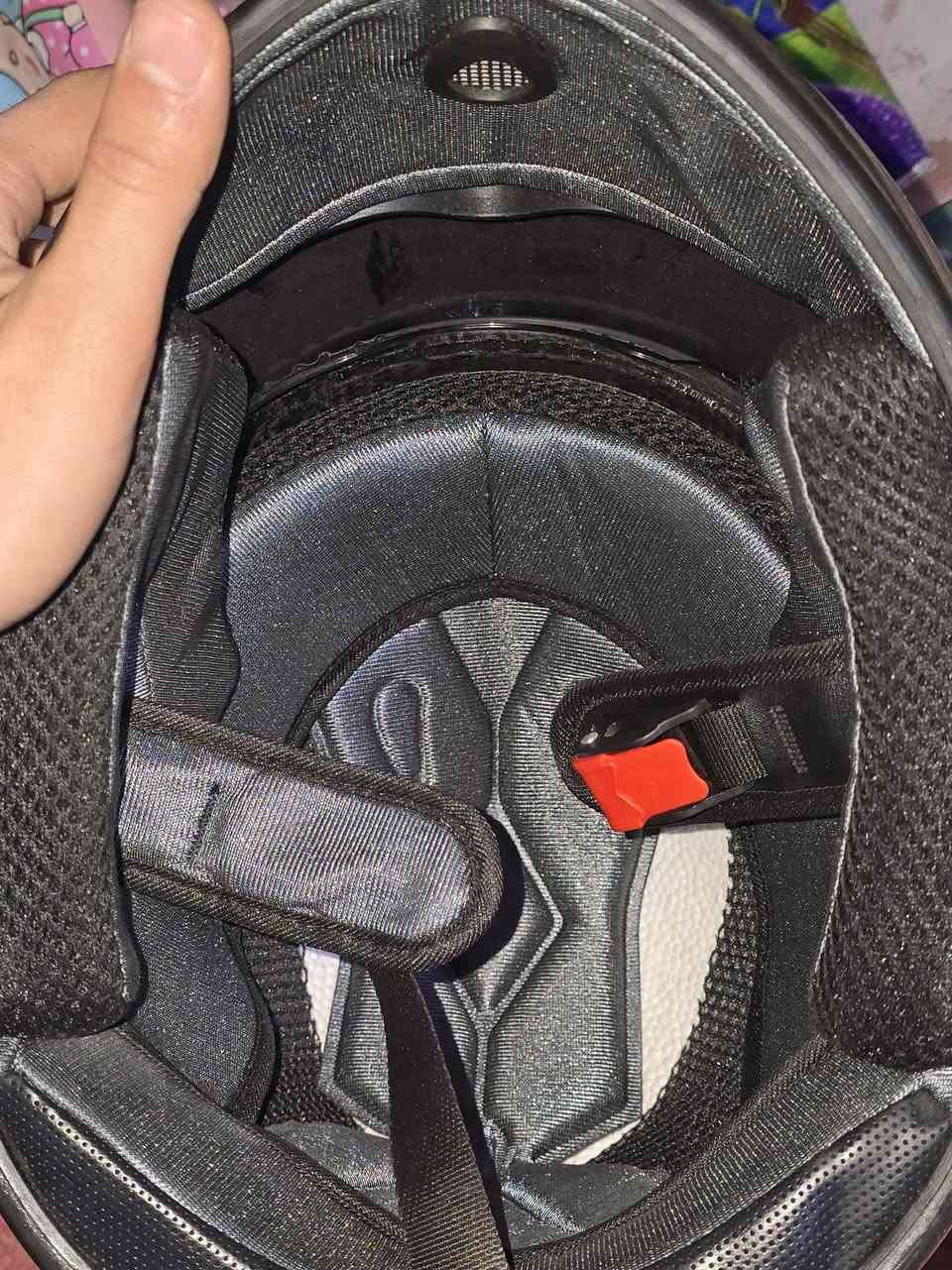 خوذة دراجة نارية من ماركة DAYU، مصممة لتغطية كاملة للوجه.
المادة: هيكل خارجي متين مقاوم للصدمات.
الواقي: واقي شمس مقاوم للخدش، مناسب للاستخدام خلال النهار فقط.
التصميم: تأتي باللون الأسود مع خطوط حمراء، وتتميز بنظام تهوية مدمج.
السلامة: مزودة ببطانة داخلية مريحة وناعمة لحماية الرأس.
القياس : XL
السعر : ٦٠ الف


**إذا كنت صاحب هذا الإعلان وتريد حذفه لأي سبب، رجاءا أرسل رسالة إلى الدعم الفني**