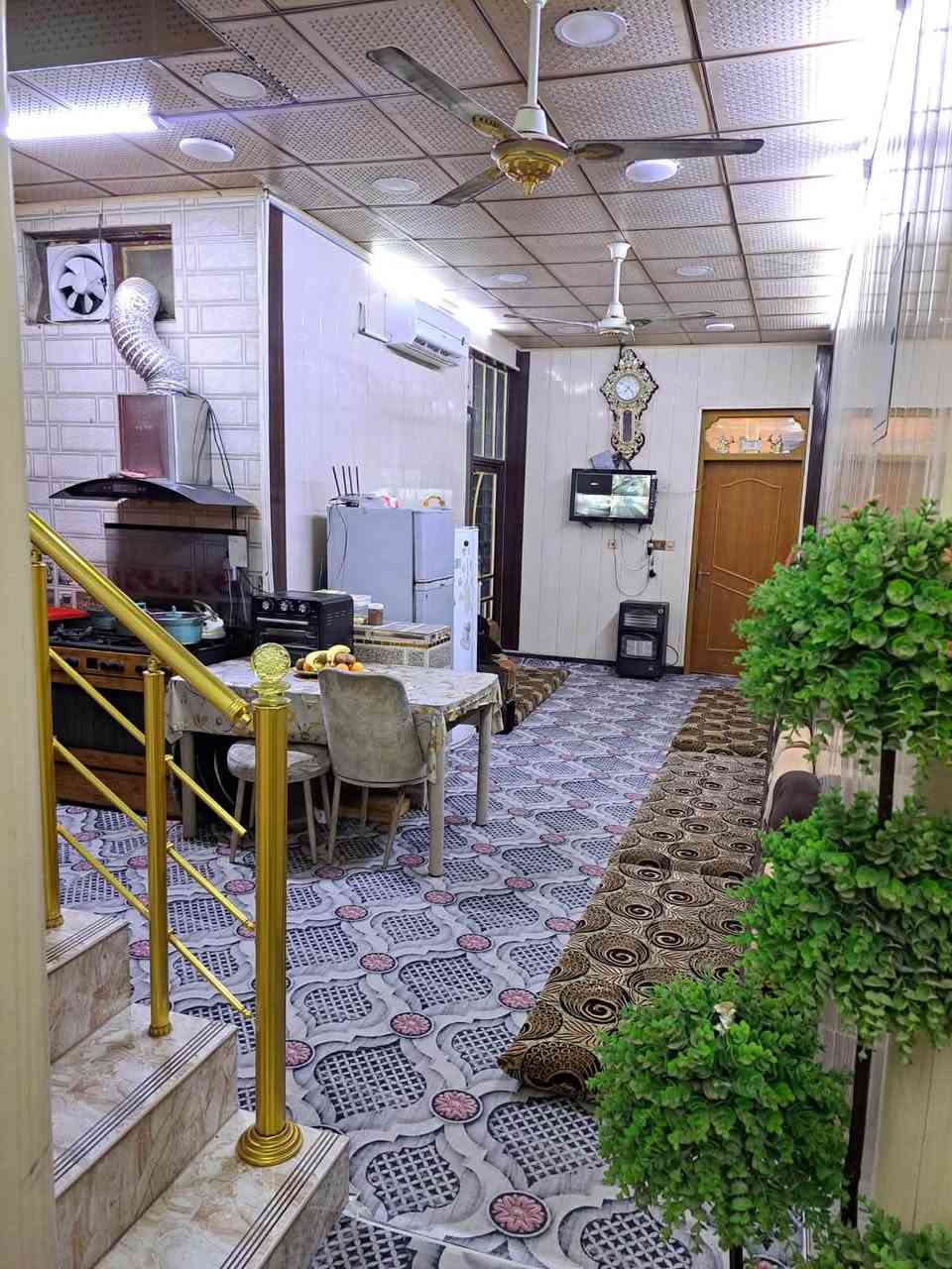 الدار للبيع بناء درجه اولى سنه 2020 في منطقة حي المهندسين المساحه: 100متر الواجهة 5متر  ونزال 20متر.  
الدار طابق ونص يتكون من استقبال وصاله ومطبخ وغرف عدد 2 وصحيات عدد 2
للاستفسار الاتصال على الرقم ***********
