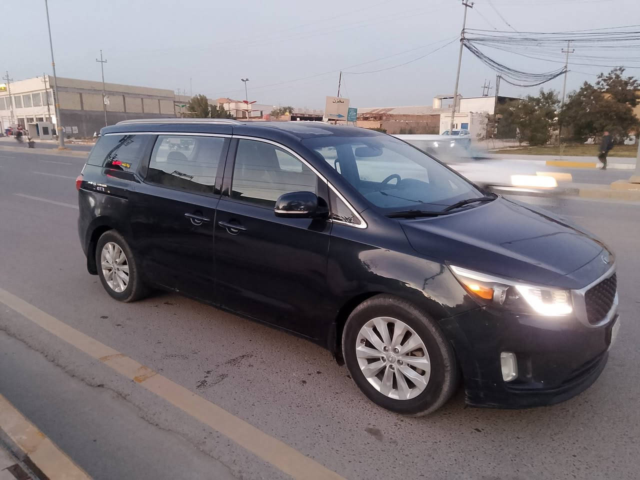 يالله سلام عليكم كيه سيدونه موديل 2016 وارد امريكي حادثها من امريكا قبق الجنطه والجاملغ الخلفي الايمن وبيها جراد بسيط بالقماره السيارة كير محرك 6 سلندر ثلاث قطع  تبريد حداديه جهازه السياره السيارة فول مواصفات واحد على واحد السنويه ل 2028 ماشيه 174 سعر السياره 158 وبيه مجال الشراي العنوان كربلاء رقم الهاتف ***********
