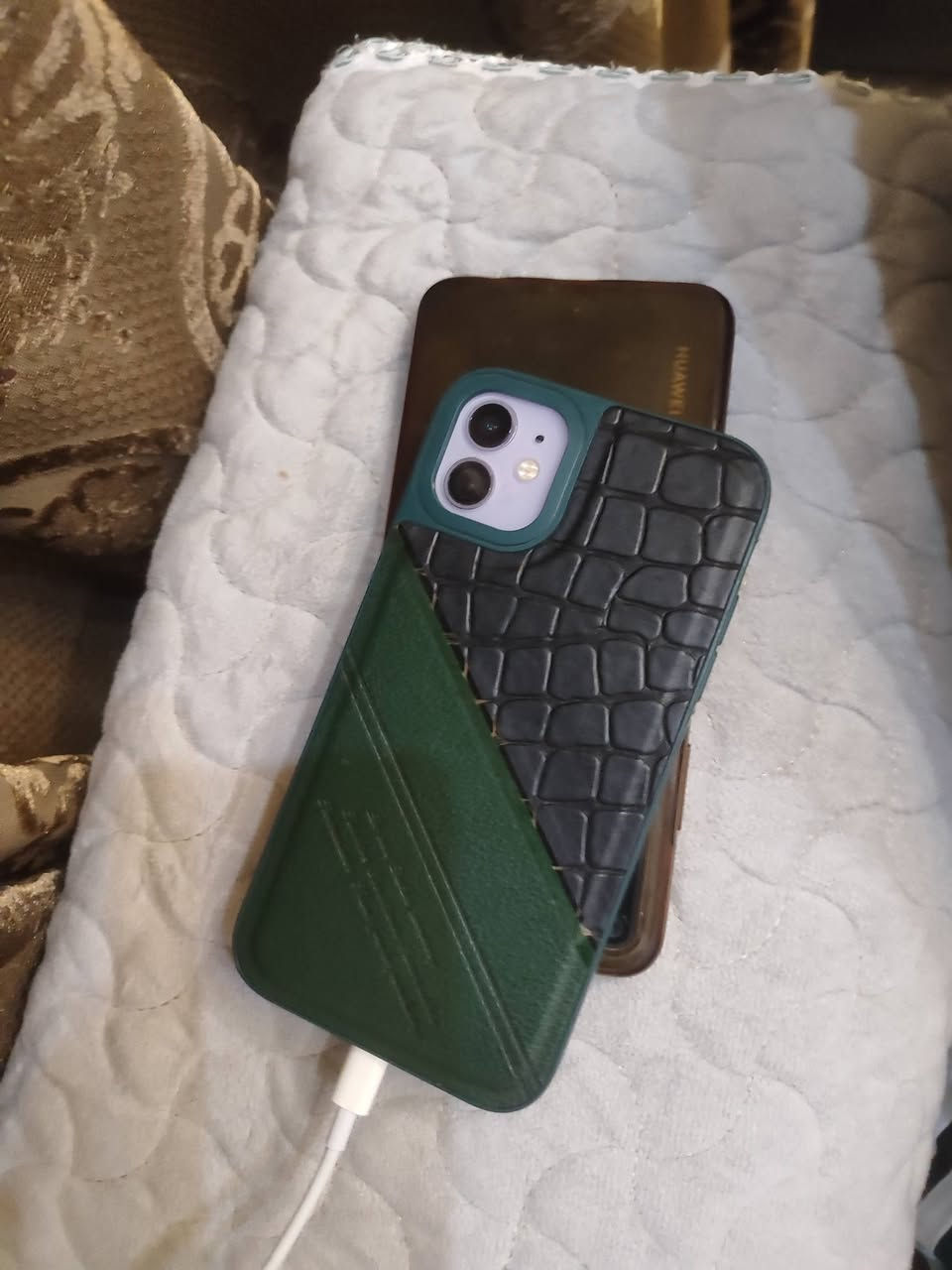 ايفون 11 عادي
ذاكرة 64
الجهاز مبدل شاشة و بطارية اصليات
فيس ايدي شغال 
السعر 160
***********
