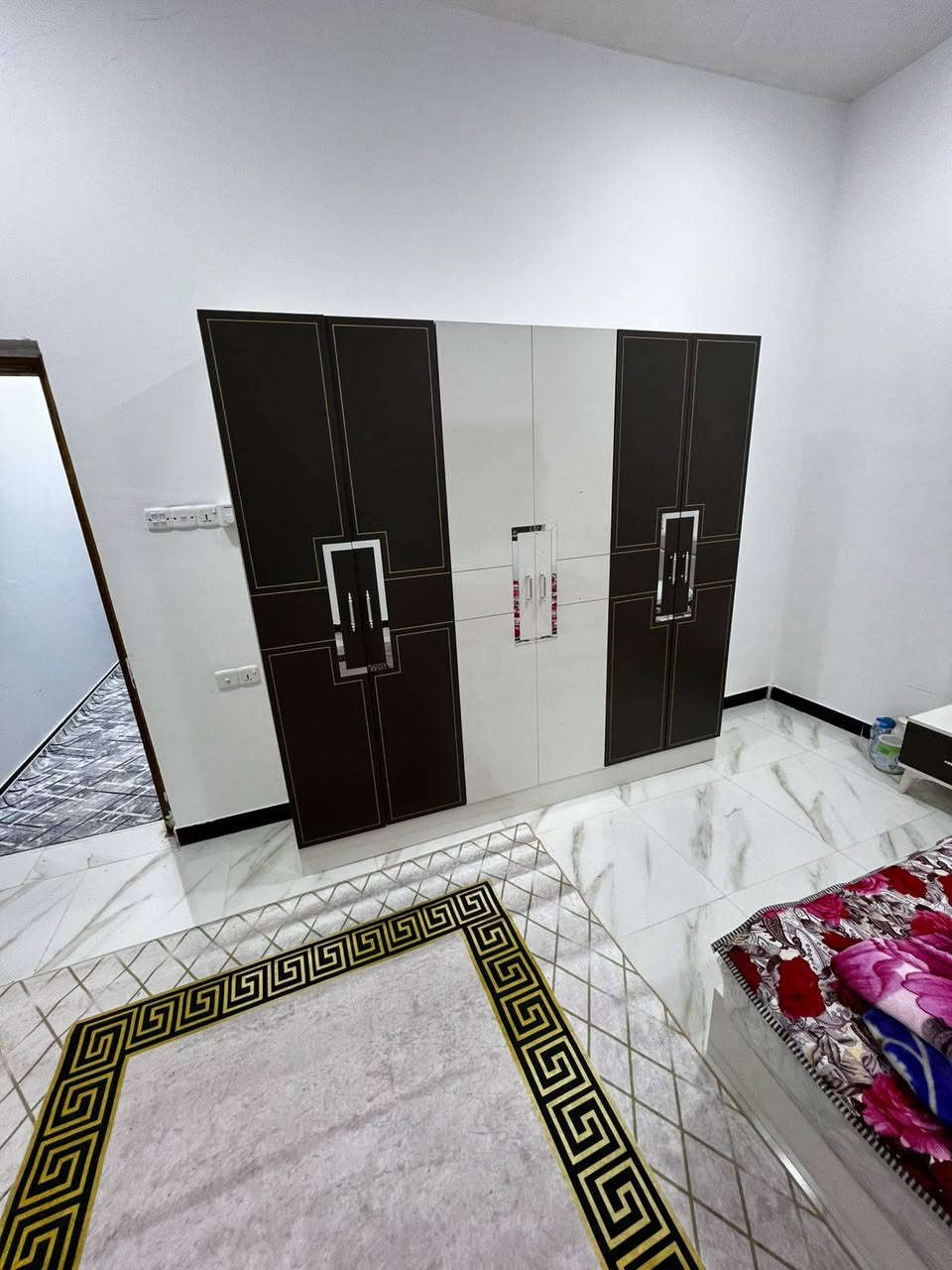 مشتمل طابق أول للأيجار في نضران مؤثث يحتوي على 

2 غرف منام صاله مطبخ صحيات 

للأستفسار أكثر يرجى الأتصال على الأرقام التاليه 
***********
*********** واتساب
