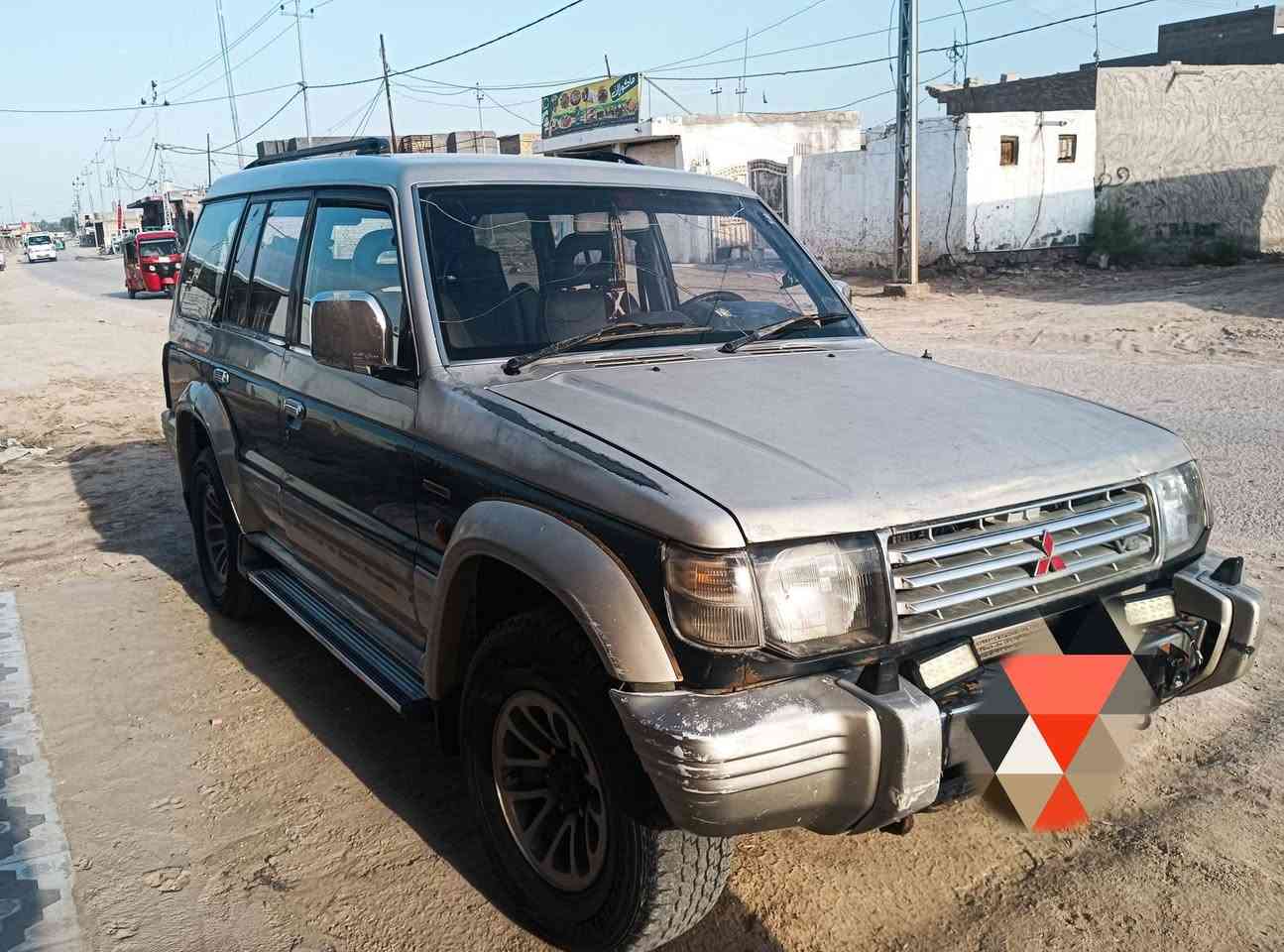 السلام عليكم 
باجيرو موديل ٩١ رقم بغداد باسمي تحويل مباشر. المحرك بيه تبخير والصدر حالته وسط السعر ٤٥ وبيه مجال للاتصال ***********
واتساب
