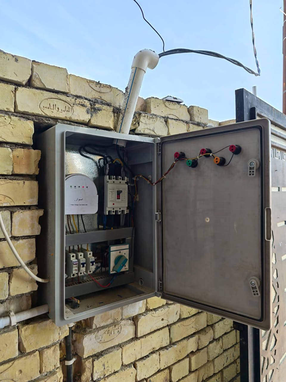 🏡 بيت للبيع في الغزالية – حي النزاهة
📍 موقع مميز جداً وقريب من المنصور والعامرية
والعقار تابع لمديرية بلدية المنصور، والتسجيل في مديرية التسجيل العقاري الكاظمية.

🔹 المساحة الكلية: 100 متر
🔹 الواجهة: 5 متر
🔹 الطول: 20 متر
🔹 سنة البناء: 2025 (بناء حديث)

🏗️ تفاصيل البناء:

- طابق أرضي مبني بالكامل وجاهز للسكن
- طابق ثاني نفس تصميم الطابق الأرضي (هيكل جاهز للإكمال حسب الرغبة)
- بناء مركزي قوي مع منظومات ثبات وإنشاء حديثة
- سطح كامل مع شتايكر (عازل ومبلّط)
- المجاري منفذة بالكامل داخل البيت وتحتاج فقط ربط بالمجاري الرئيسية

🛏️ عدد الغرف: 2
🚿 عدد الحمامات: 2
🌤️ عدد المناور: 2 (إنارة وتهوية ممتازة)

✨ التشطيبات الداخلية:

- أرضيات بورسلين درجة أولى
- إنارة سبوت لايت حديثة بالسقف
- صبغ جديد وجدران جاهزة
- تصميم عملي ومريح للسكن العائلي

✅ الخدمات متوفرة بالكامل:

- كهرباء واصل
- ماء واصل
- منظومات إنترنت ضوئي جاهزة
- منطقة سكنية هادئة ومخدومة

📞 للاستفسار والتواصل (اتصال أو واتساب):
***********

البيع مباشر من المالك.
