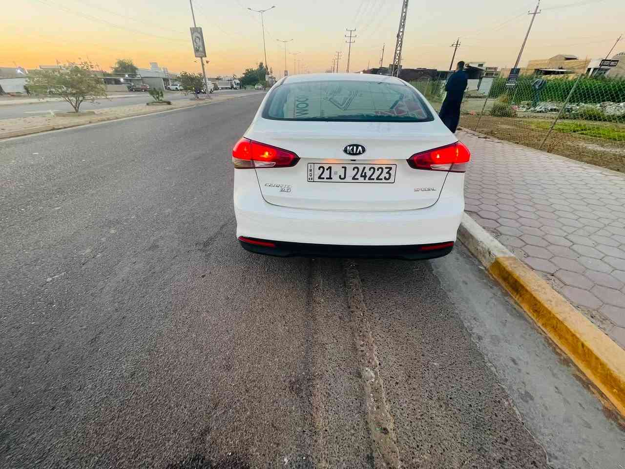 لبيع سيراتو 2018محرك 2000
كفاله من الصبغ والتبديل بيه كم رصعه 
سياره احله من الصوره 
ماشيه 97الف وقابله لزياده سياره استخدام شخصي 
تريد تحويل وكاله حاضر تراي وين ماتريد 

العنوان/واسط الصويره او /المدئن سلمان باك 
***********
