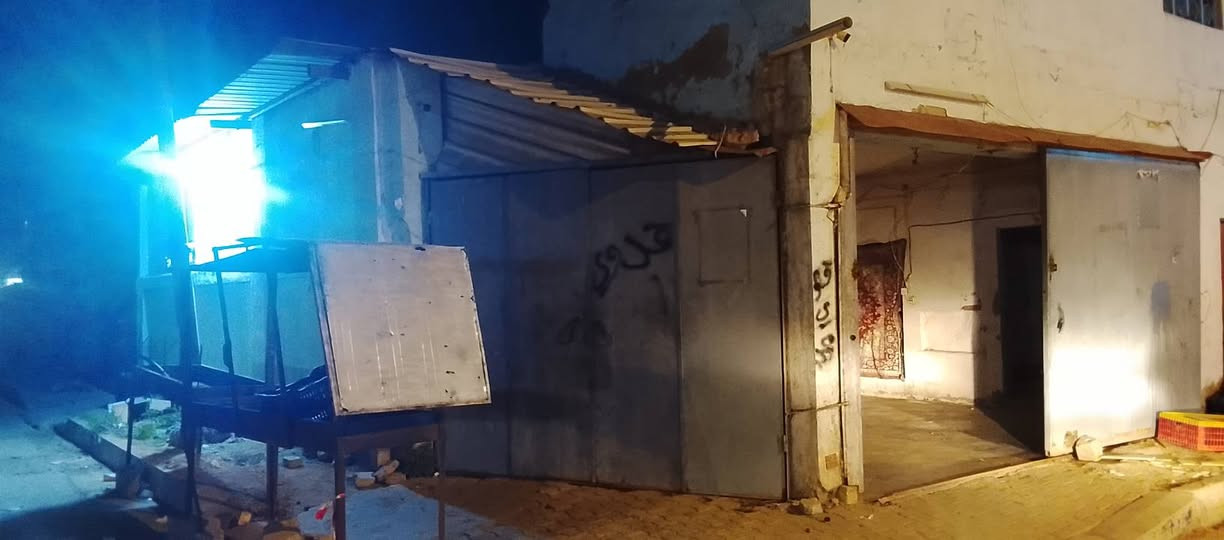 السلام عليكم ورحمه الله وبركاته اخواني الكرام مجمع للأيجار المكان الخالديه حي الشهداء قرب جامع ذ النورين 
بي مكان للدجاج وبي حوض سمك 
گان سابقآ محل دجاج وسمك ومخضر 
وقبلها كان مجمع غذائيه 
يعني مختصر الحچي گلشي يرهم محل بي مخزن چبير وبي الباب الأحمر محل دجاج وبي باب علا المحل الچبير يعني ثلاث قواطع سوه. للأيجارر. للأستفسار ***********
