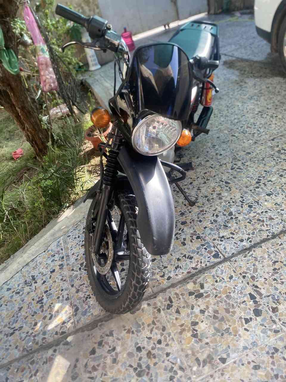 السلام عليكم
بوكسر دخول ٢٣ بالسنوية مسجله ٢٢ شكل و مكينه ٢٣ الدراجة مكينه و كير و كهربائيات مكفوله ومجفته تجفيت شركه رقم و سنويه باسمي الدراجه ناصحه و استخدامه شخصي عارضه ب 2150 و بيهه مجال مكاني بغداد البلديات 
واتساب ***********
