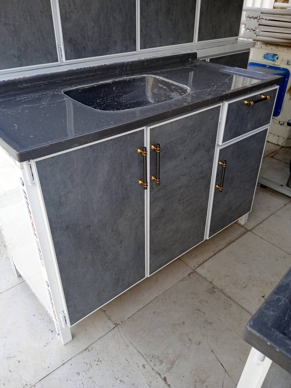 كاونتر سنك المنيوم ٣قطع جديد مامستخدم الارضي مترين والملحق مترين والسنك متر و٣٠  هفلان قرب جامع سيد طيب ***********
