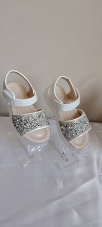 أحذية أطفال • ملابس أطفال