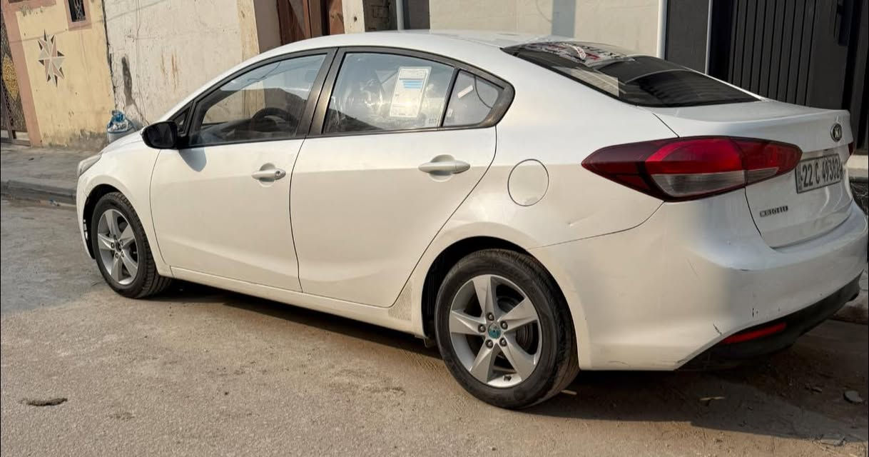السلام عليكم 
كيا سيراتو 2017 وارد خليجي 
محرك 1600
 ((بيها باب الراكب مبدل بواحد أصلي بلادي وقطعة صغيرة بحجم كارت مبينة بالصورة بالباب الي خلف الراكب))
مكان السيارة النجف حي الوفاء
السعر ب 125 وبيها مجال 
***********
