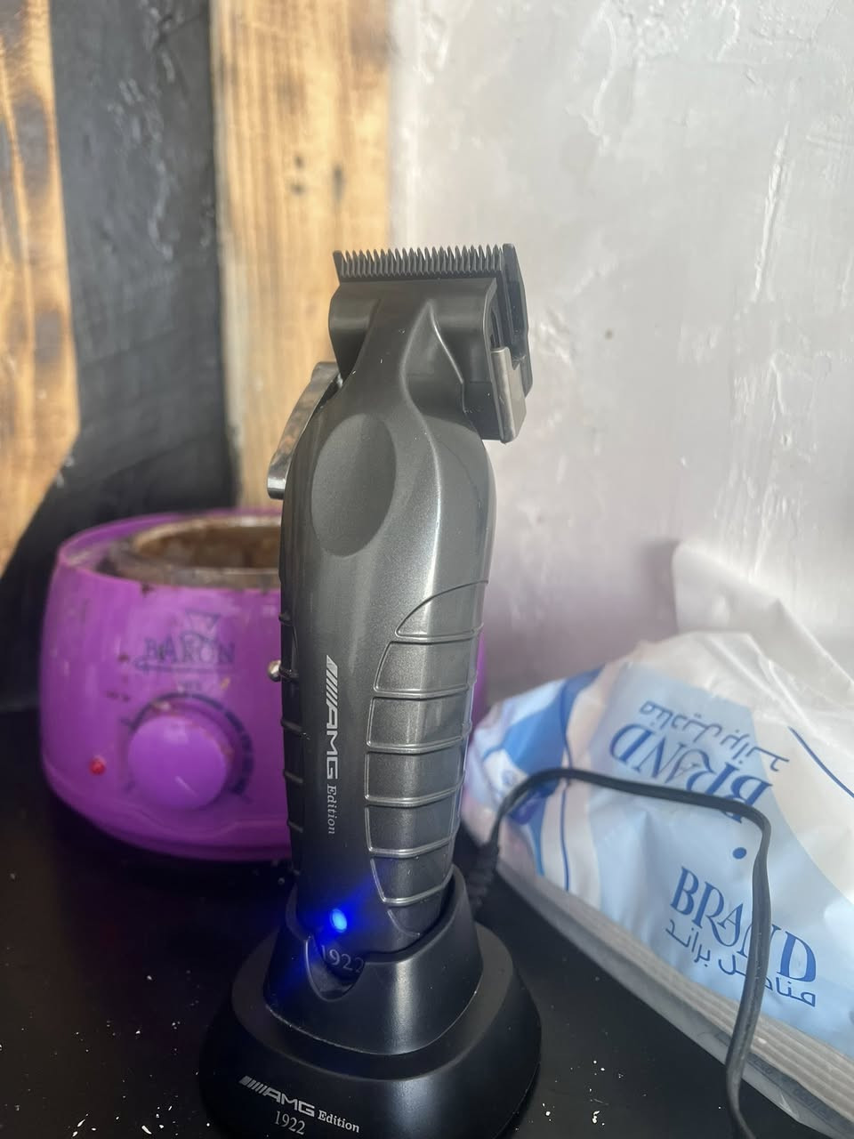 مكينه AMG استخدمته بس شهر جديده بعده السبب شتريت مكينه ثانيه وبقت هاي ملحقات كامله ماناقصه شي جديده سعر ٣٥ بيه مجال قليل كلش للعلم ماخذه ٤٥ رقمي *********** مكاني بصره
