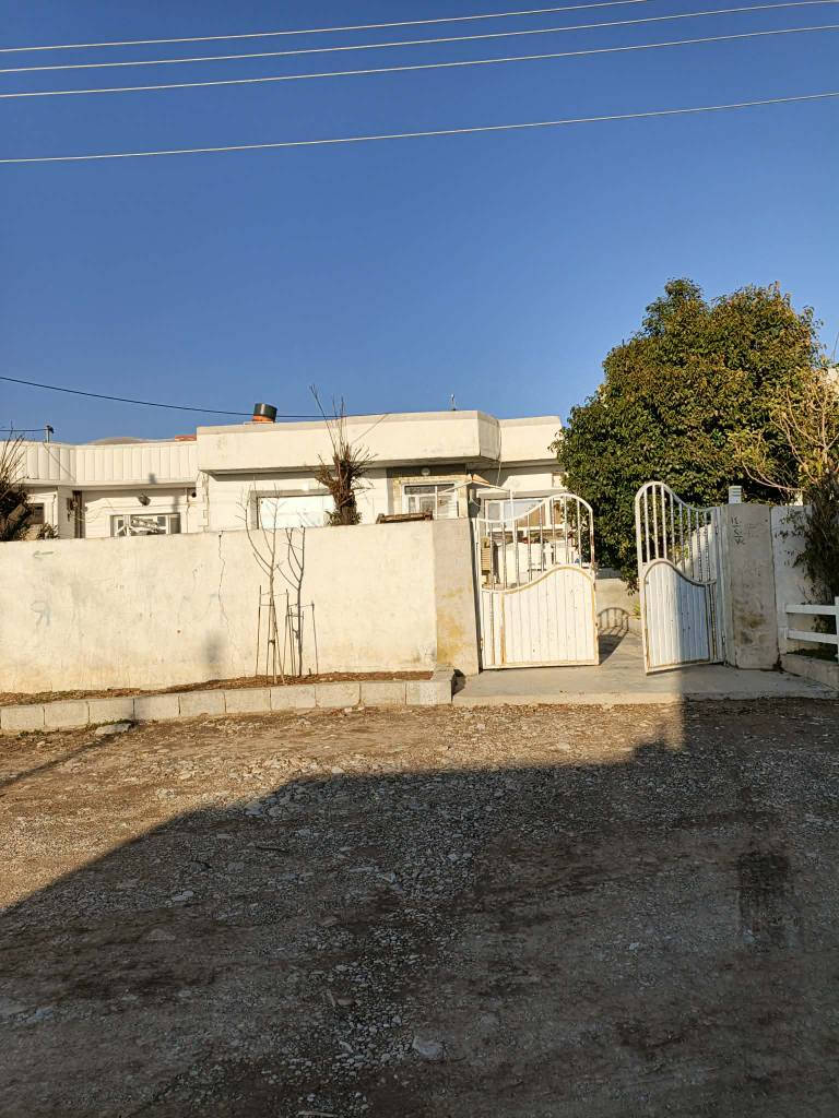 خانوو لة كوندي داربةرولة بةرامبةر مايةني دارةكة، ٢٨٠م، كارةبا و ئاوي هةية. 
*********** السليمانية, العراق
