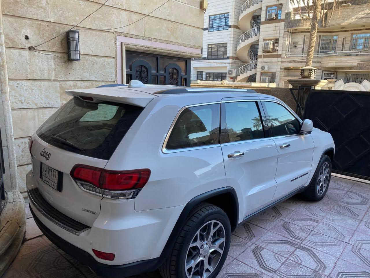 تدور ع الجديد هذا الجديد كفاله عامه حتى من الزلغ
ماشيه 50 الف 

جيب جراند شيروكي Limited 2021 خليجي
📍الموقع: بغداد  
💰السعر: 33,000 دولار

⚙️ المحرك والأداء
- محرك 3.6 لتر V6 Pentastar
- قوة 293 حصان
- ناقل حركة أوتوماتيك 8 سرعات
- نظام دفع رباعي (4×4)

✨ المواصفات
- بصمة تشغيل ودخول ذكي
- تشغيل عن بُعد (Remote Start)
- شاشة 8.4 إنج
- Apple CarPlay وAndroid Auto
- مقاعد جلد كهربائية
- تدفئة للمقاعد الأمامية
- تدفئة للمقود
- فتحة سقف بانوراما
- باب خلفي كهربائي
- كاميرا خلفية
- حساسات أمامية وخلفية
- جنوط ألمنيوم

🛡️ أنظمة الأمان
- مثبت سرعة
- مثبت سرعة راداري
- تنبيه النقطة العمياء
- تنبيه الخروج عن المسار
- مراقبة الاصطدام الأمامي
- فرملة طوارئ أوتوماتيكية

📞 **للاستفسار والمعلومات أكثر، يرجى التواصل 
***********
