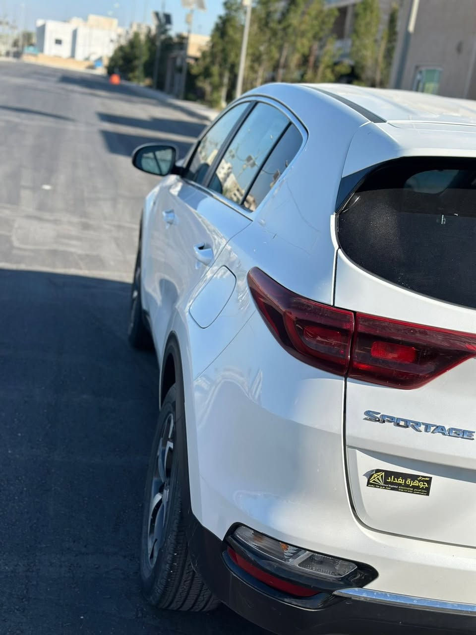 السلام عليكم
عيدكم مبارك انشاءلله 

كيا سبورتج 2022 وارد كلين تايتل  استيراد خاص 

🚗 المحرك 
 • محرك : 2.5 لتر (4 سلندر)
 • القوة: حوالي 155 حصان
 • العزم: تقريبًا 192 نيوتن/متر
 • ناقل الحركة: أوتوماتيك 6 سرعات
 • الدفع: أمامي (FWD)

⸻

⛽ صرف الوقود
 • تقريبًا: 13 – 15 كم/لتر
(اقتصادية للاستخدام اليومي)

⸻

🛋️ المواصفات الداخلية (ستاندر)
 • مقاعد قماش
 • تحكم يدوي بالمقاعد
 • شاشة وسطية 8 إنج
 • نظام:
 • بلوتوث
 • USB
 • Apple CarPlay + Android Auto
 • مكيف عادي (Manual)
 • تحكم من المقود

⸻

🔒 الأمان
 • وسائد هوائية (أمامية + جانبية)
 • نظام ABS (مانع انزلاق)
 • نظام ESP (ثبات)
 • كاميرا خلفية
 • حساسات خلفية
 • نظام تثبيت السرعة (Cruise Control) ببعض النسخ

⸻

⚙️ المواصفات الخارجية
 • جنوط 17 إنج 
 • إنارة هالوجين
 • مرايا كهربائية
 • فتح عادي بالمفتاح (مو بصمة)

⸻

📏 مميزات عامة
 • سيارة مريحة وناعمة بالمشي
 • مناسبة للعوائل والشباب
 • اعتمادية وصيانتها سهلة
 • عزل متوسط
السعر : 💸 بس علق يجيك السعر 
 مكان السياره بابل 

للاستفسار واتساب او الاتصال: ***********
