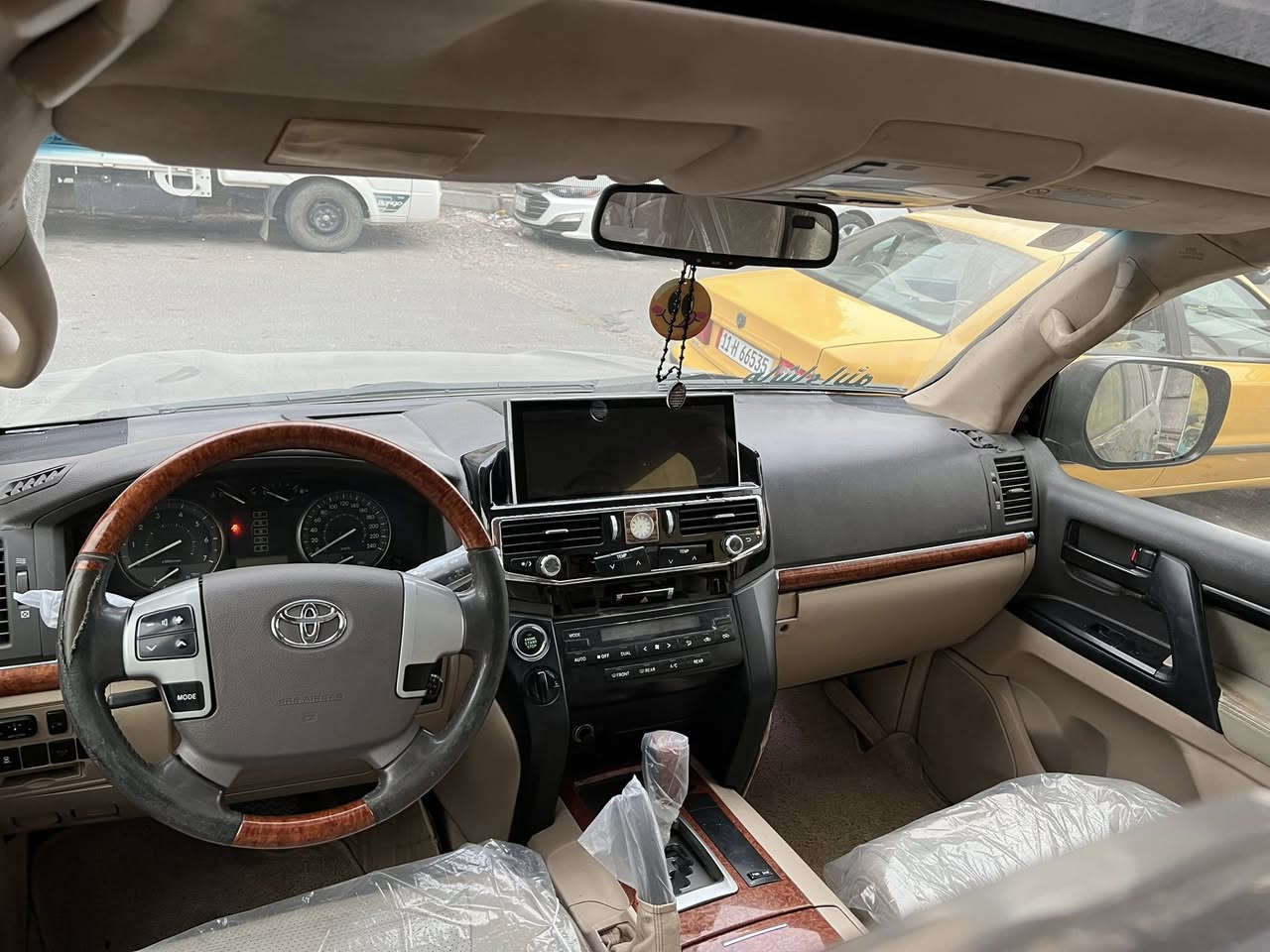 لاندكروز ٢٠١٢ بيهة ثلاث قطع صبغ
فووول مواصفات معروفه
ماشيا ٢٣٠
موجوده بغداد الجديده 
السعر ٢٨٠ 
تلفون ***********
