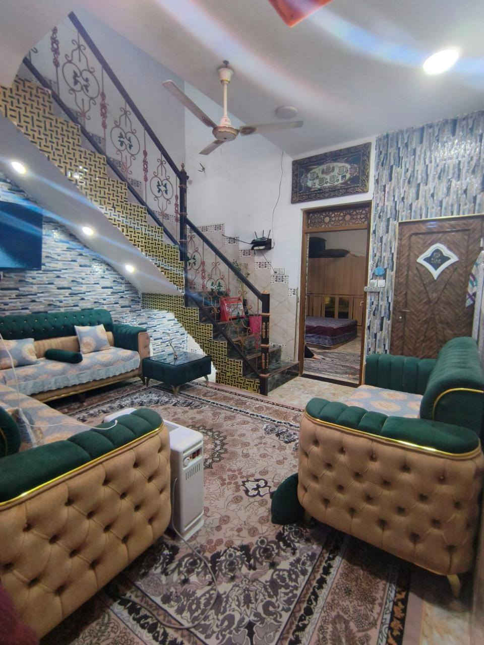 #عرض_للـبـيـع 
دار سكن للبيع مساحته مساحته 100م واجه( 5م *20 م ) بناء حديث طابوق 🧱 
يحتوي على مدخلين غرفه خطار ومطبخ وحولي وغرفة نوم وصحيات والطابق الثاني غير كامل وغير مسقف 
رقم القطعه 21/ 1198 مقاطعة 10/ هور الباشا
السعر  / 75 مليون وبيه مجال بسيط
العنوان/ بغداد-أبو غريب - النصر والسلام- الحصوه الاولى قرب مدرسة الضحى خلف ميثاق أبو الدهن
للأستفسار اكثر يرجى الاتصال على الارقام التاليه :
 *********** أتصال + واتساب
 *********** اتصال
مكتب الديار للوساطه العقارية
