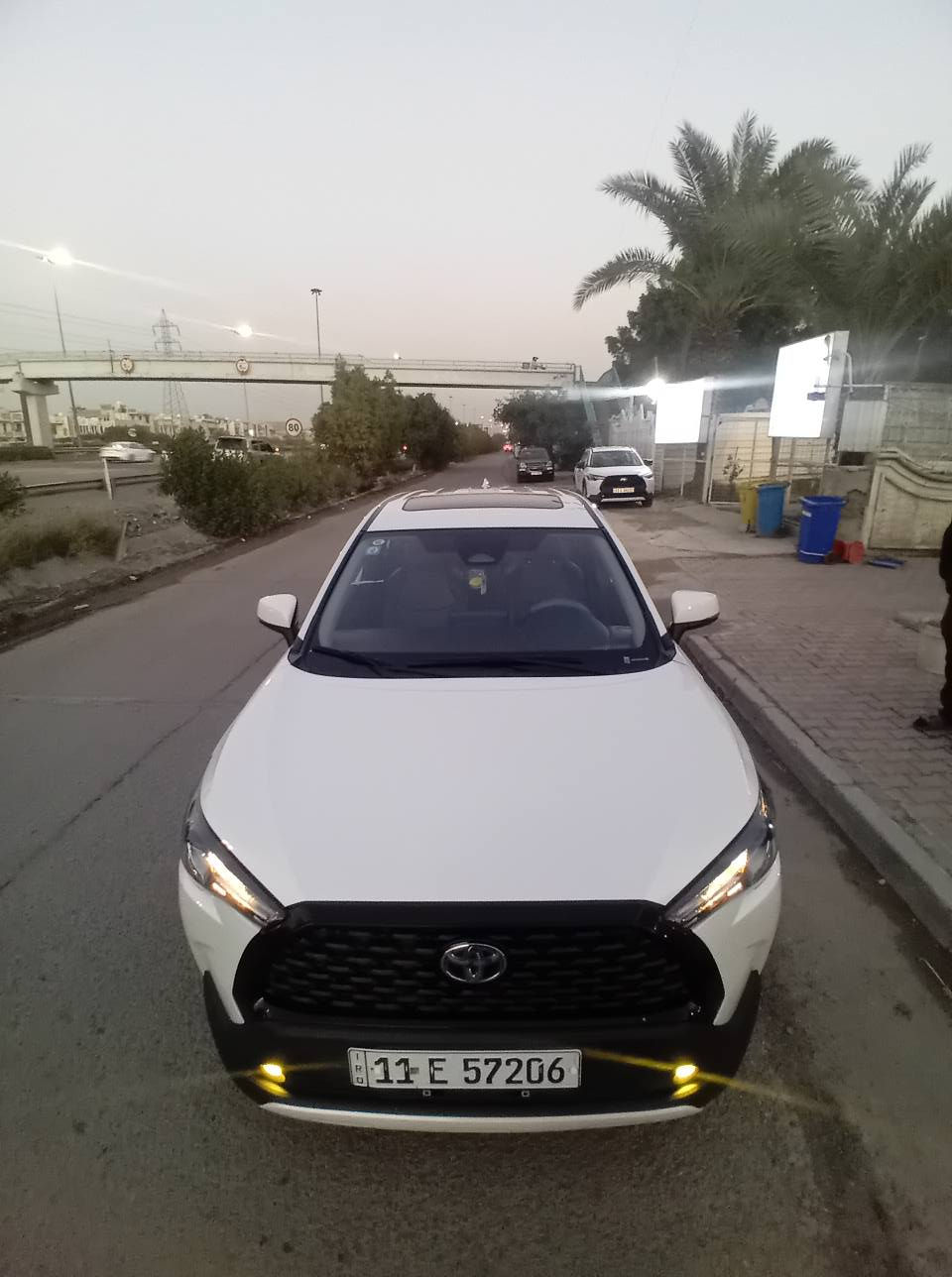 السلام عليكم للبيع كورلا كروس 2024 وارد خليجي(صيني) هايبرد ماشية 38 الف كيلو فول موصفات السيارة مشتريها زيرو على ايدنا من شركة باركود مكفولة كفالة عدا شخط صغير موضح بصور عارضها ب 25 مليون  مكاني بغداد حي الجامعة 
للاتصال *********** بغداد, العراق
