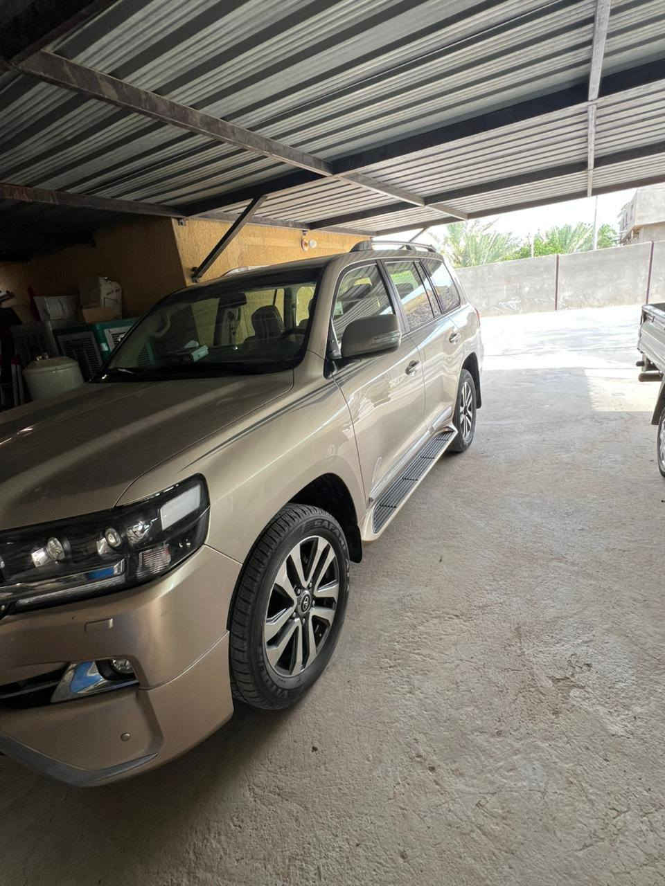 سلام عليكم لاندكروز GXr 6سلند موديل 2017لون ذهبي فضي رقم بغداد هزه جديدة رقم نكليزي باقي بس عل ستلم سياره ماشيه 117الف مكفواله كفاله عامه رقم هاتف ***********
