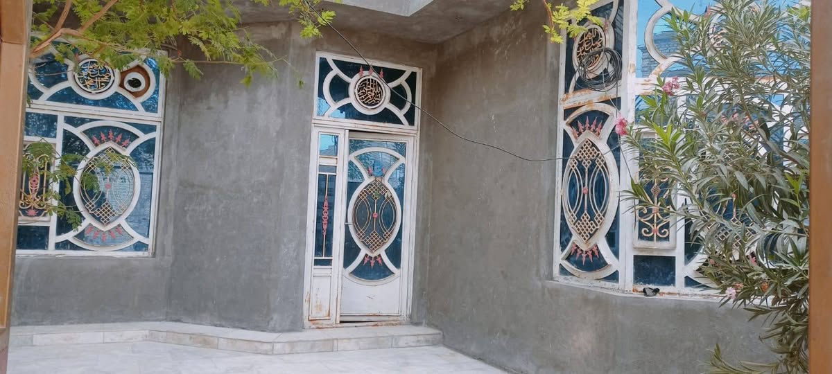 بيت للبيع ٢٠٠ متر غرفتين وصاله ومطبخ واستقبل وصحيات داخليه وخارجيه بيت كامل طابق واحد  شارع سديناويه يبعد عن سريع ١٥٠٠متر فرع مدرسة الامنيات ٣ فرع ثاني بيت عن ركن الهاتف ***********
