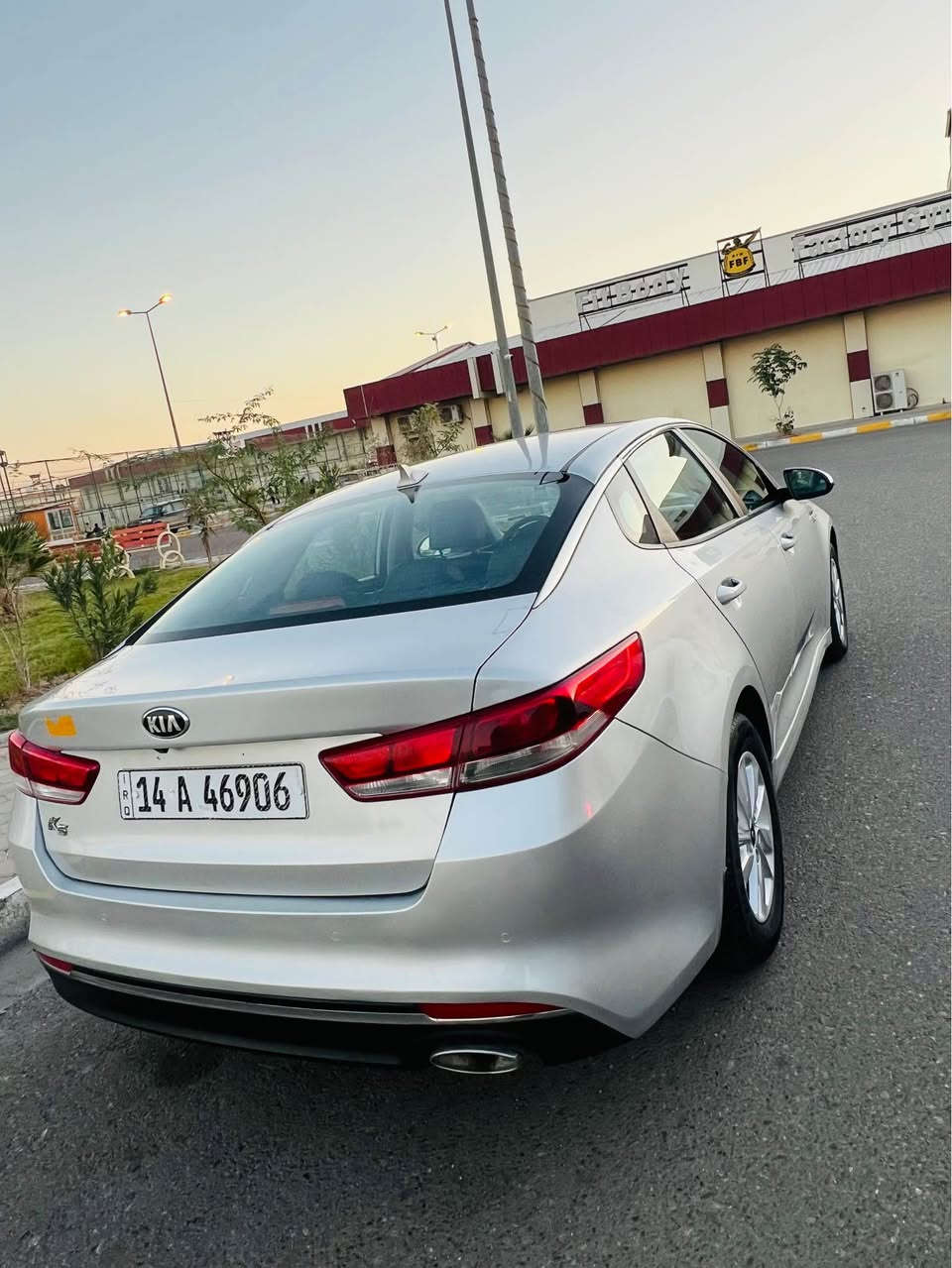 السلام عليكم كي فايف 2018وارد كوري سياره فقط بيها 3قطع صبغ من كوريا والباقي كفاله سياره جاهزه كير مكينه حداده مكينه 2400دوش اصل بانزين تدفئه تبريد تخم تاير جاهزه السياره 
السعر 150وبيها مجال 
مكاني البصره 
للاستفسار *********** البصرة, العراق
