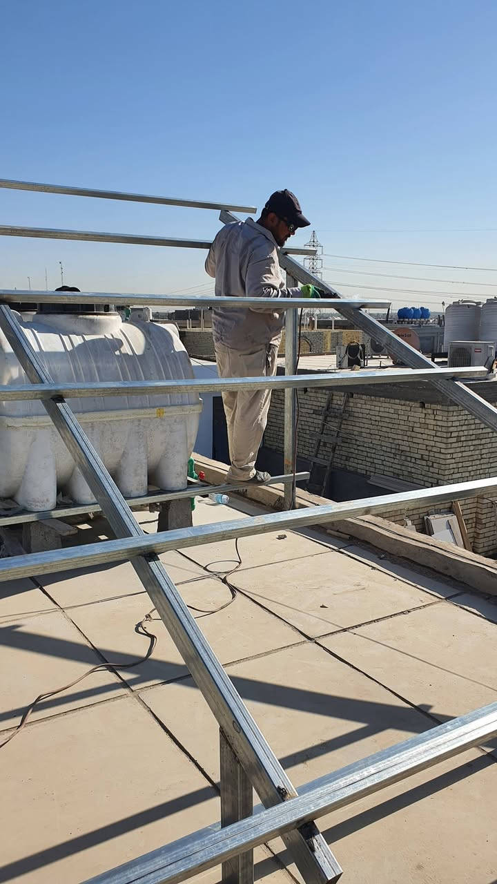 صيف العراق حار.. لكن حلول الطاقة الذكية تجعله بارداً ومستقراً! 

​مع اشتداد درجات الحرارة والانقطاع المستمر للتيار الكهربائي، لم تعد الطاقة الشمسية مجرد خيار بديل، بل أصبحت الاستثمار الأهم والأكثر أماناً لراحتك وراحة عائلتك أو لاستمرار عملك التجاري.
نحن
  لا نبيعك مجرد ألواح وبطاريات، بل نقدم لك منظومات متكاملة ومدروسة هندسياً تضمن لك:
​تشغيل مستمر 24 ساعة: دون القلق من تذبذب الفولتية أو انقطاع الخطوط.
​كفاءة عالية في أقسى الظروف: نعتمد على أحدث العاكسات الذكية (Inverters) وبطاريات الليثيوم المتطورة المصممة لتحمل درجات الحرارة العالية.
​أسعار مناسبة ومدروسة: عروض خاصة بمناسبة موسم الصيف لتناسب مختلف الاحتياجات (المنزلية والصناعية).
​خدماتنا تشمل:
​الكشف الفني الدقيق وتحديد الأحمال المناسبة لموقعك.
​التنصيب والبرمجة الاحترافية بأيدي مهندسين مختصين لضمان أعلى كفاءة للمنظومة.
​الدعم الفني وخدمات ما بعد البيع.
​قاطع فاتورة المولد التكميلي، واستثمر في طاقة نظيفة ومستدامة.
​📞 للاستفسار وحجز موعد للكشف الفني، تواصل معنا عبر الرسائل أو الاتصال على:
 ***********
#العراق و #الطاقة_الشمسية  #تجهيز_وتنصيب
