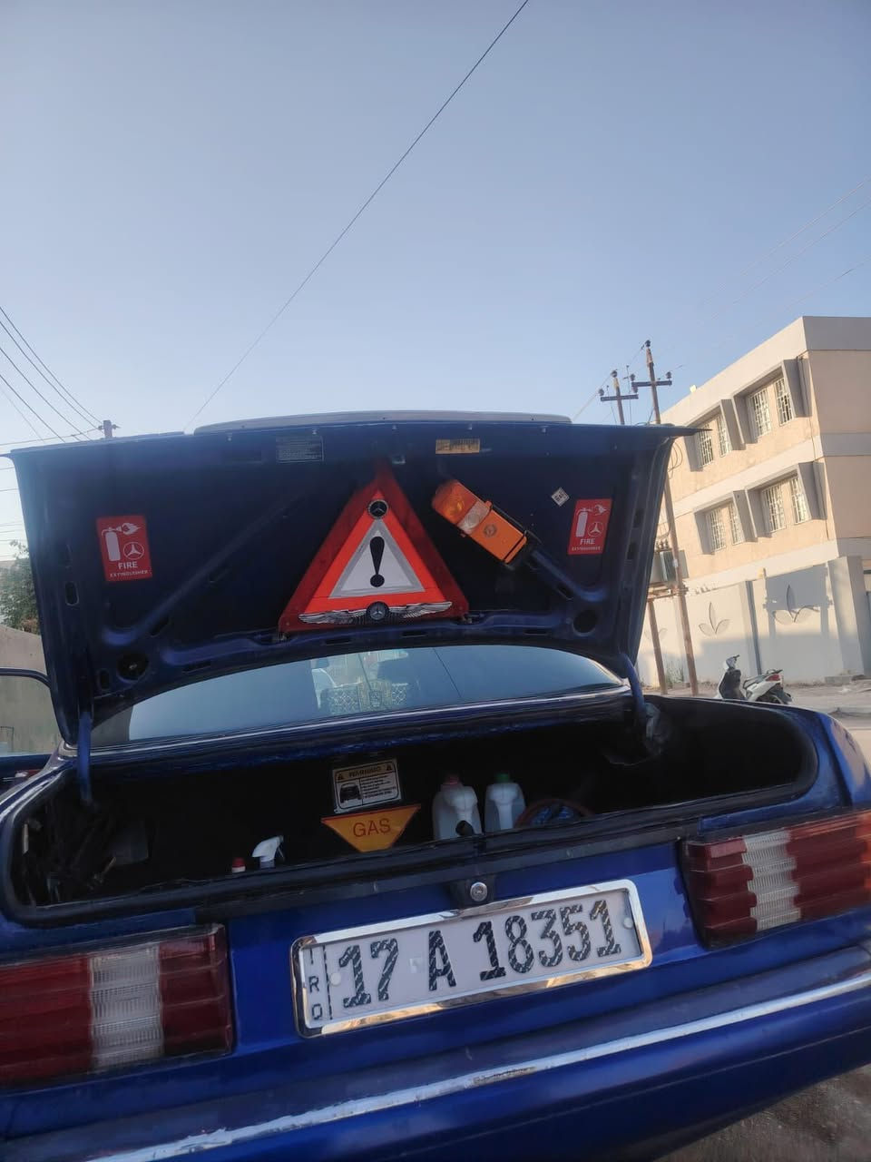 السلام عليكم. شباب مارسدس رئاسي. مديل 91. المرغوب. باب قصير مكينة 3000 ديلكو  تبريد تخم تاير. 
كهربائيات كله شغاله تواصل على رقم ***********
السعر ٧٣ وبيه مجال. مكاني سماوه سيارة مال جناي
