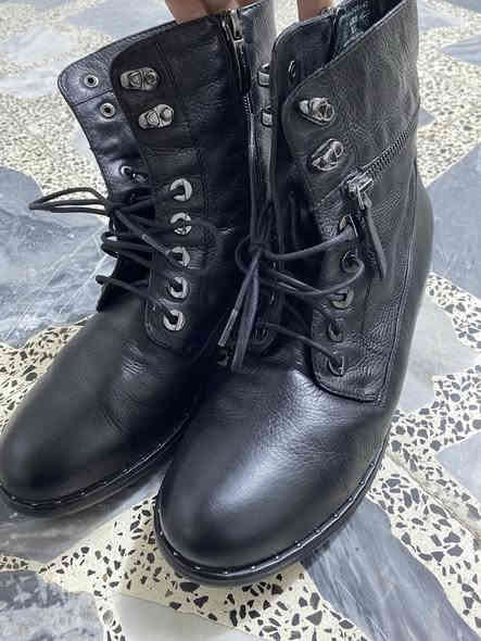 السلام عليكم 
بوت جيرمني الماني موجود ختم بي 
قياس 42
لون اسود 
سعر 35 الف 
مكاني بغداد بلديات 
رقمي *********** اتصال او مراسله واتساب 
يوجد توصيل بغداد و محافظات
