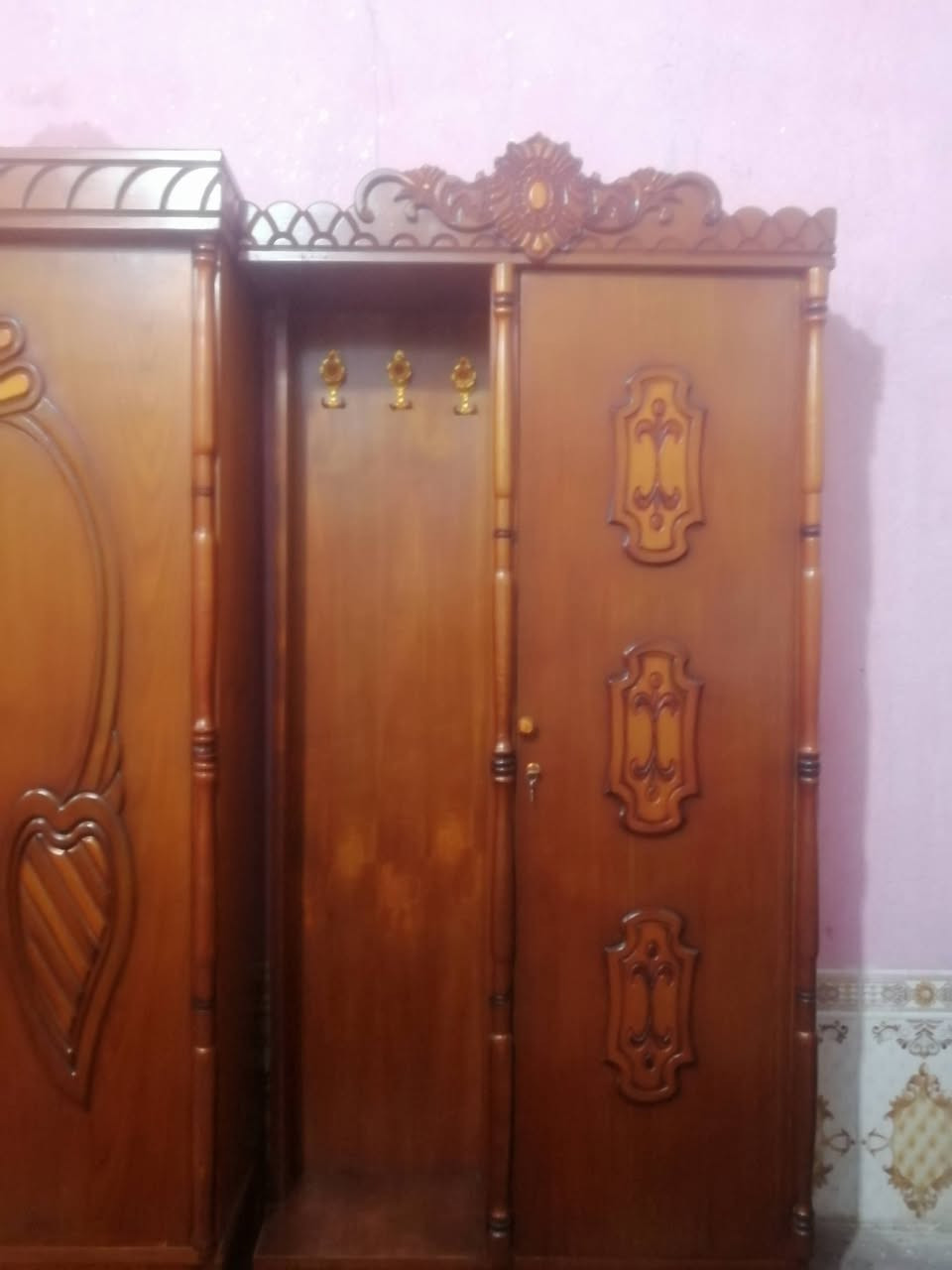 السلام عليكم  الغوالي غرفت اخشاب للبيع السع خاص رقم الهاتف ***********
