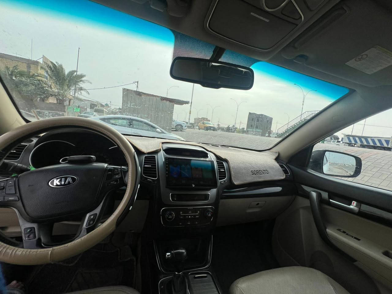 السلام عليكم 
سورنتوا 2015 لون ابيض 
فول بصمة 
شاشة كبيرة 
حساسات 
تبريد ثلاث قطع 
7 راكب 
تحويل ثاني يوم 
كشنات جلد
اشارة بالمري 
مري شفط 
لد ابيض
الاتصال ***********
