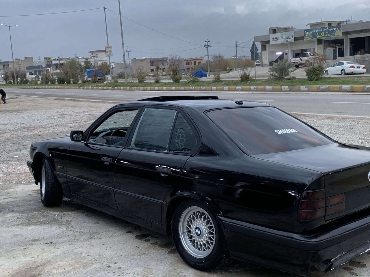 سڵاو هاوڕێیان 
1991 گێڕ عادی520 bmw بۆفرۆشتن 
ئاڕم پلاستیکی سلێمانی بەشەرتی ئاڕمو ئەوەلیات 
گێڕو مەکینەی بەشەرت مەکینەی تازە داگیراوە هەڵمی نییە 
ژێری تازە دامگرتوە کامل چرکه ی تیا نیە 
کامل بۆیاخێکی جوانم کردوە لەسەر ساقی 
کامل جوانکاریم بۆ کردوە   
کامل کارەبای مەزبوتە سڵایدە 
دەعامی پێشو پشتی ئێمە 
لایتو بەگلایتو بلاجکتۆری لۆکم بۆ بەستوە 
قرچێکی کەمی پێشی هەیەو تەواو بەشەرتی موسو بڕاوەو وەرگەڕان 
سەیارەکە زۆر جایزەو کەم مەسرەفە  
سیعری33گەڵاو مەعمەلە  شوێن هەڵەبجی تازە شارەزور 
***********
