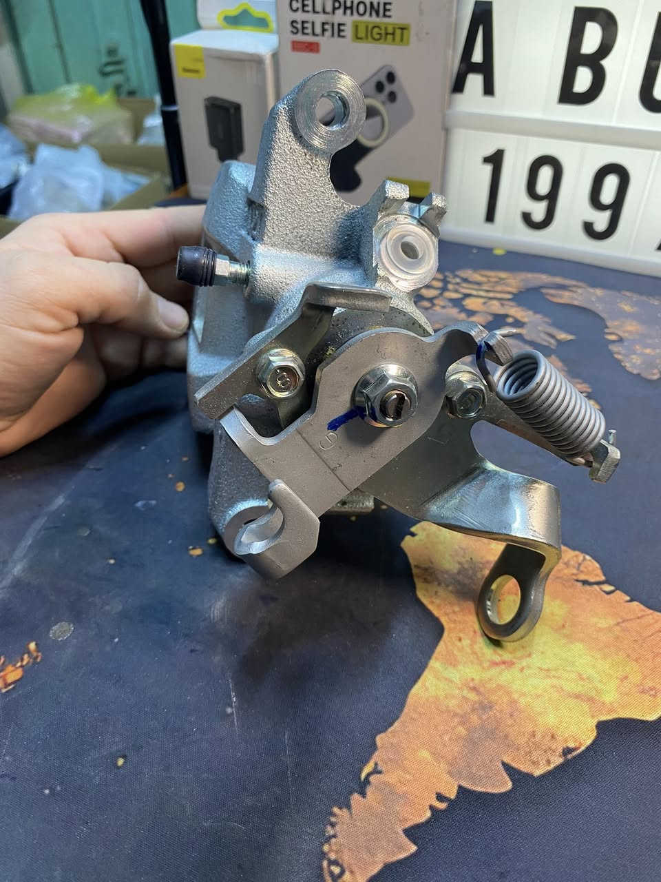 فج بريك خلفي ما اعرف لاي سيارة بالضبط 
قعطة وحدة 
السعر 35 الف /متوفر توصيل جميع المحافضات


**إذا كنت صاحب هذا الإعلان وتريد حذفه لأي سبب، رجاءا أرسل رسالة إلى الدعم الفني**