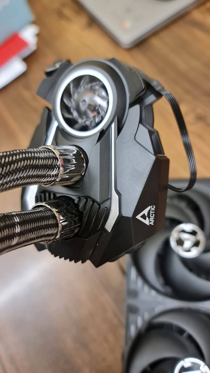 يدعم أغلب مقاسات المعالجات الحديثة، بما في ذلك:

Intel: LGA 1700 / 1200 / 115X / 2011-3 / 2066

2 مروحة ARCTIC P12 بحجم 120 mm

يسمح بالتثبيت على منصات AMD وIntel 

📏 الأبعاد:

الرادياتور: 277 × 120 × 38 mm

الوزن الإجمالي (يشمل الأنابيب والمضخة والمراوح): حوالي 1.2 kg

سعر 80 الف توصيل موجود


**إذا كنت صاحب هذا الإعلان وتريد حذفه لأي سبب، رجاءا أرسل رسالة إلى الدعم الفني**