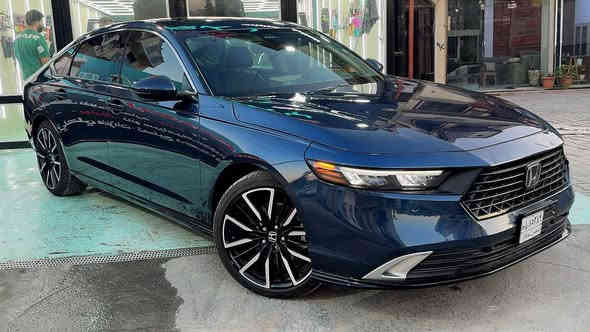 السلام عليكم 

هوندا اكورد تورنك 2025فوووول للاخير 

السيارة جديده بمعنى الكلمة واحلى من الصور 
ماشية 450 ميل بعده شركه 
مواصفات 

• مكينة هايبرد 

• شفتات ستيرن 

• شاشة كبيرة

•فتحة سقف 

• كاميرا خلفية

• كشنات تدفئة وتبريد امامي 

الخلفي تدفئة 

كشنات ذاكرة 

4 وضعيات قيادة 

• رادار امامي خلفي جانبي 

• مانع تصادم

• محدد مسار 

• تصحيح مسار

• شفتات بالستيرن

.سماعات boos

• مثبت سرعة

• مانع انزلاق

• دخول ذكي 

قفل ذكي 

• إنارة ترحيبية

• هندبريك كهرباء 

• حساسات مطر 

• أوامر صوتية

. تشغيل عن بعد 

.قطعتين تبريد 

.كشنات جلد

داتو شاو يعرض على الجامة 

لايت LED امامي خلفي 

فول الفول شنو بالك مواصفات بي حادثه بلمنشور موجود بس هلال جاملغ صبغ يعني مو جاملغ كامل
للاستفسار على الرقم
*********** بغداد
