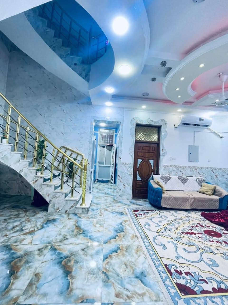 بيت للبيع مكان الحكم فرع صيدليه زمزم
طابقين الاول غرفه وصاله واستقبال وصحيات 
طابق الثاني 3اغرف وصاله وصحيات داخليه وخارجيه بناء حديث 
مساحه 145متر 
رقم واتساب ***********
