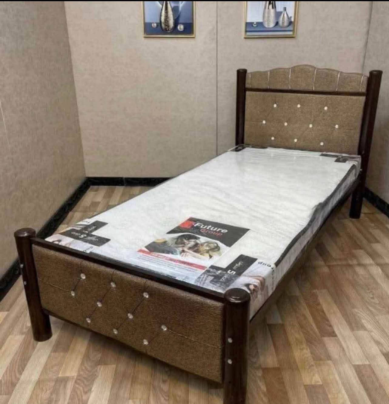 🛏️ سرير نفر واحد أصلي إيراني 

النوع: سرير فردي (نفر واحد)

المنشأ: صناعة إيرانية أصلية

الخامة: غالبًا مصنوع من الخشب الطبيعي أو المعدن المطلي عالي الجودة

الجودة: عالية التحمل – يتميز بالمتانة وطول العمر

التصميم: عملي وبسيط – يناسب غرف النوم الصغيرة أو الاستخدام في الشقق أو السكن الطلابي

الراحة: يوفر دعماً جيداً للفراش والظهر

القياس التقريبي: 90 × 190 سم (قد يختلف حسب الموديل)
السعر75الف توصيل داخل كربلاء فقط توصيل سريع جدا لحجز الاتصال على الرقم التالي 
*********** المدينة, البصرة
