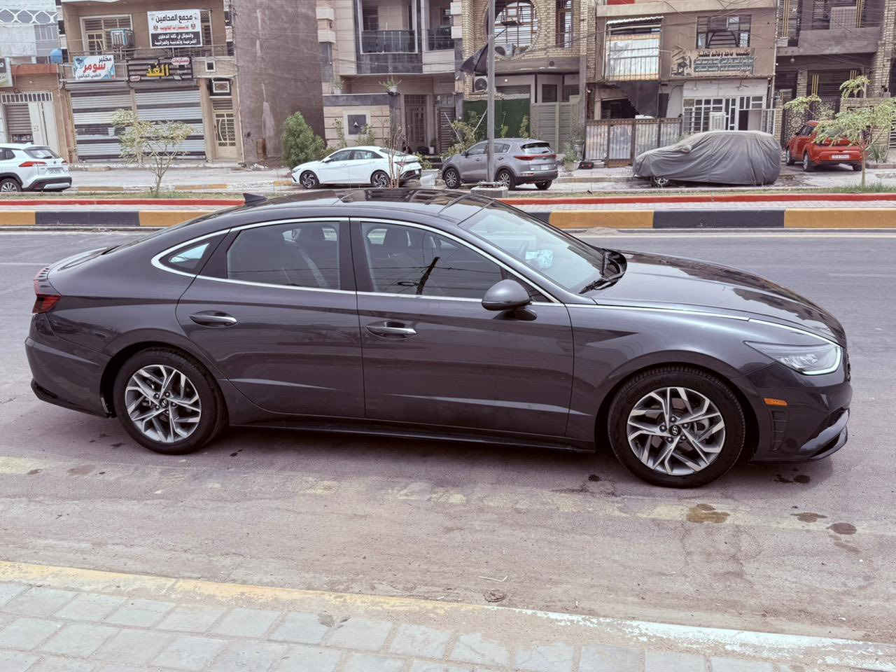 سوناتا فول موصفات
-الموديل:2021  رقم بغداد 
-فول مواصفات 
-عداد المسافة:65000 km
-المحرك :4 سلندر 2500 تنفس طبيعي 
-الضرر : خلفي، وامامي بسيط 
( جاملغين وقبق جنطه صبغ خلفي 
ومن امريكا كلير جاملغ وبنيد )
السياره ((( بدون ايرباك)))
صور الحادثه مرفقه بلمنشور 
تبريد ثلج على وضع الشركه 
-المواصفات: بانوراما تشغيل عند بعد تدفئة كشنات 
دشبول وعدادات ديجتال 
رادارات امامي خلفي جانبي
ويل 18 شحن لاسلكي 
لايتات زينون مع لد نهاري
داخل اسود 
بصمه لمس ابواب 
سايد بريك دكمه 
توقف تلقائي وقياده ذاتيه 
تحديد مسار تلقائي
السياره نضيفه جدآ واستخدام شخصي ومتعوب عليه ولا اي كلوب مشتغل بلدشبول ارقه دهن وبانزين كله محسن
( السعر 160وبيه مجال) 
المكان بغداد البنوك 
رقمي لاي استفسار***********
