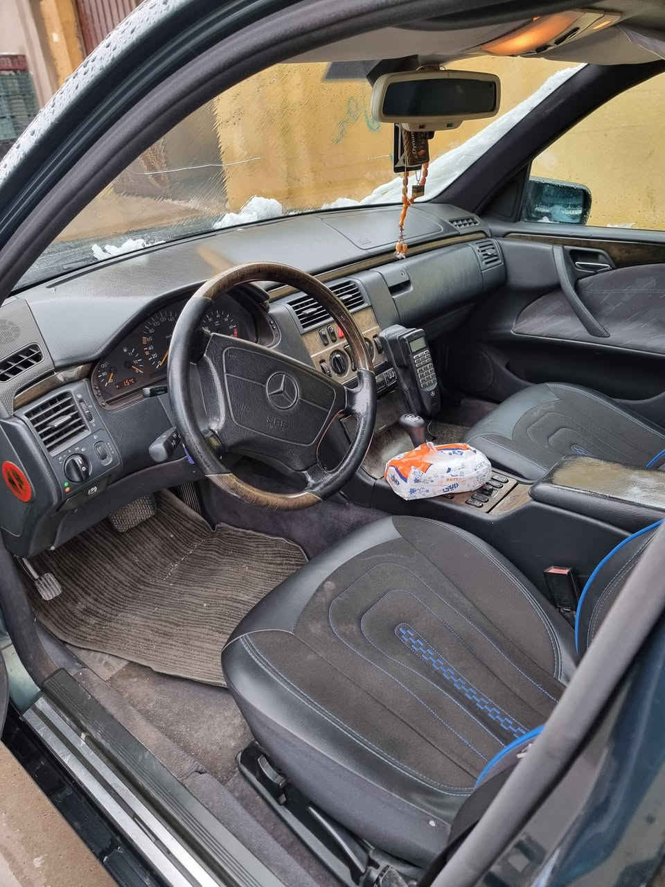 مارسيدس موديل ٩٦ محرك ٤ سلندر e280 w211 مري مواصفات
1_مري شفط

2_بردات 

3_تبريد قطعتين ويه السويج 

4_كير عادي واوتوماتيك 

5_ فتحه سقف 

7_ويل ١٨

8_ مانع انزلاق 

9_ ثلاثه انضمه قيادة

10_ جامات كلها كهربائيه 

11_ تجوات الراس الخلفيه قلابه 

بعد بيها.هواي مواصفات ⚡️⚡️

السيارة نضيفه جدا بيها بونيد صبغ فقط وبيها جراد بالسقف من يم التكم فقط ايرباكات كلها شغاله بدون ضرر السيارة 

السعر اتصل على الرقم سعرها مناسب ***********✍️

مكلف بالنشر فقط ماعندي معلومات شكد سعرها بالتمام او شكد بيها مجال الي يشتري يتصل على الرقم وتدلل
