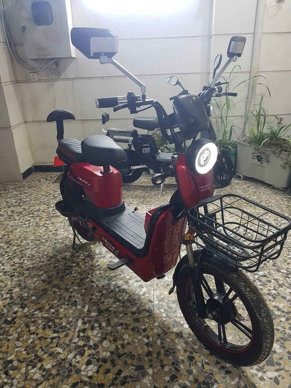 السلام عليكم 
دراجه شحن حجم ٢٠
كامله كل نقص مابيه 
استخدام قليل 
بطاريات كبار 5
ملف حجم كبير 
سرعه ٨٠ حقيقي
شاحنه الاصلي 
السعر 350 الف
بغداد الامين الثانيه 
***********
